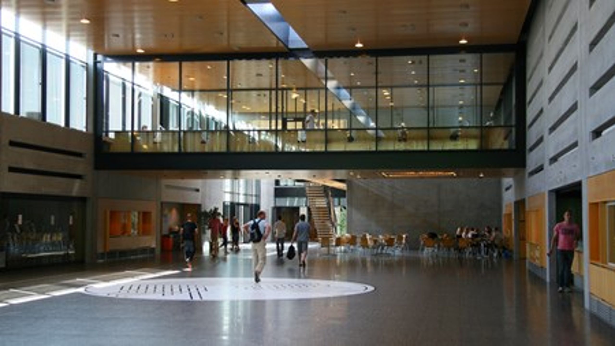 Syddansk Universitet er på vej til at blive landets tredjestørste uddannelsesinstitution. Som det eneste af de større universiteter fortsætter SDU med at optage flere studerende. <br>