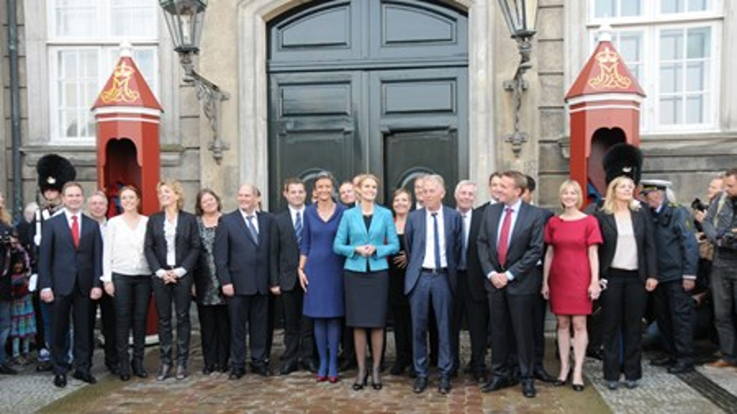 Smilene var store ved Thorning-regeringens dannelse i 2011, men efter få uger var den i krise.&nbsp;Vælgerkrisen er fortsat lige siden.&nbsp;<br>