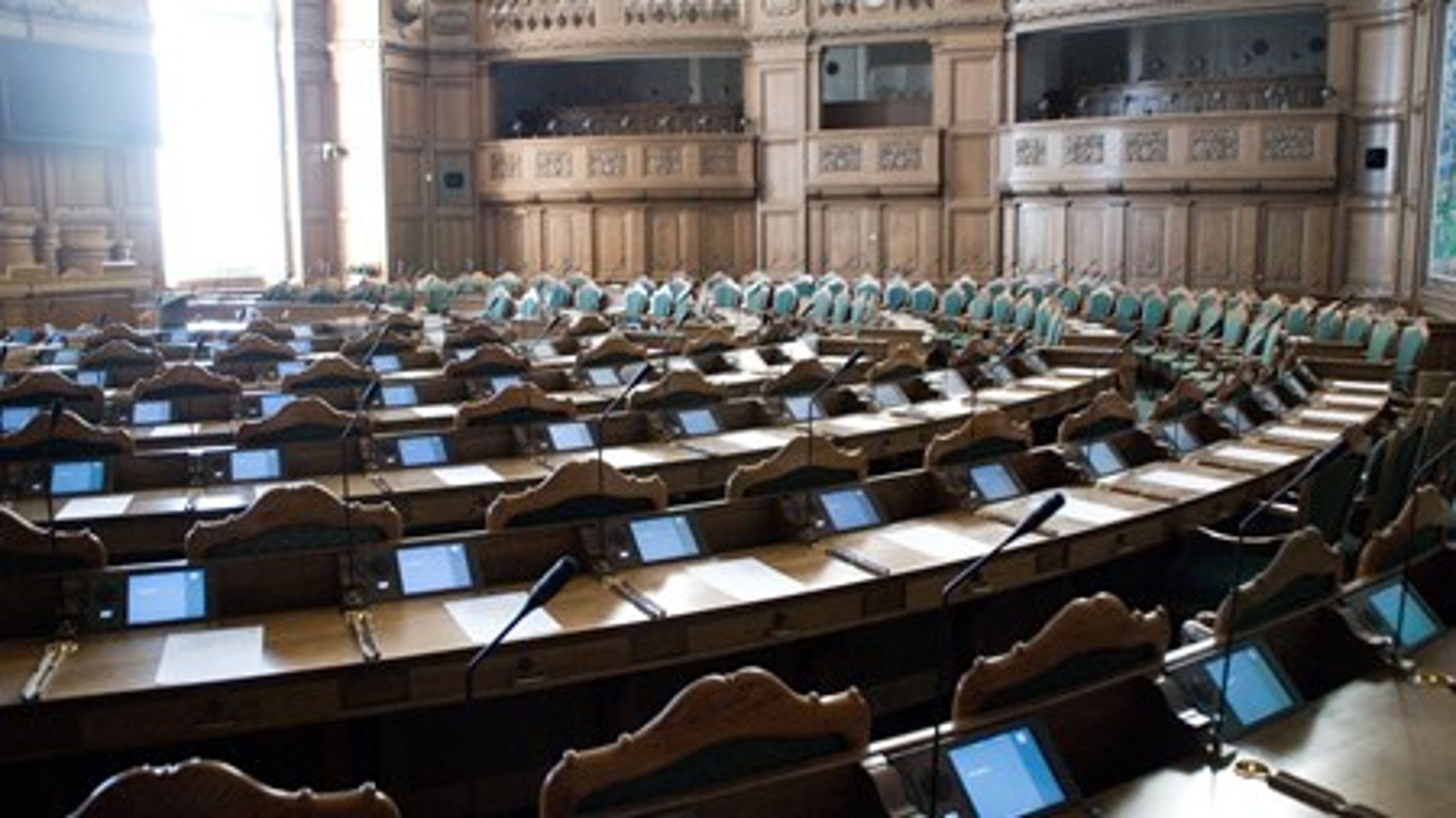 Enhedslisten og Venstre mener, der gik fra lang tid, før Folketinget fik besked om EU-Kommissionens henvendelse.<br><br>