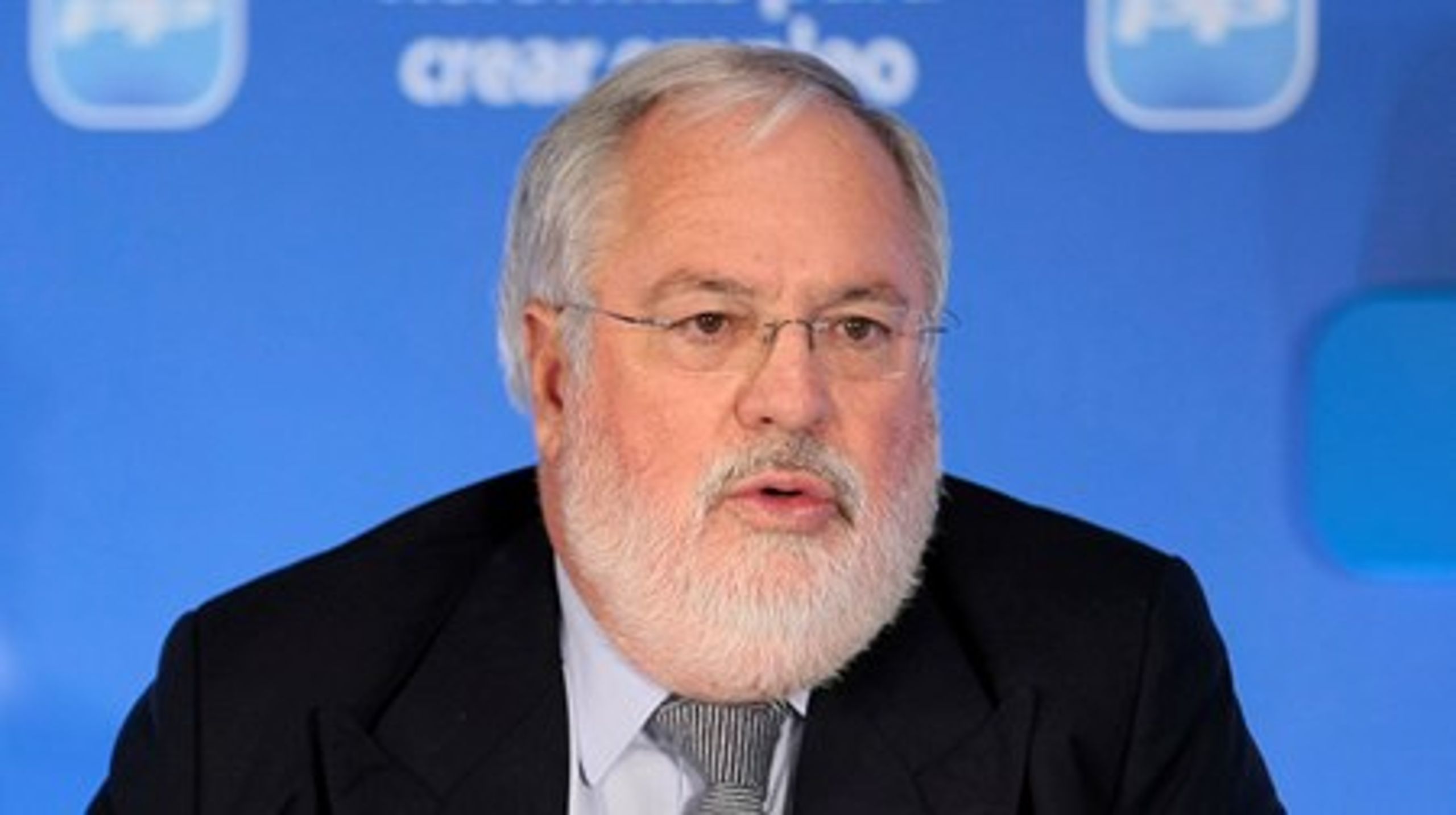 64-årige&nbsp;Miguel
Arias Cañete skal onsdag aften svare på spørgsmål fra Europa-Parlamentet, der har lov at stille 45 spørgsmål, hvis det kan nås i løbet af de tre timer, høringen varer.