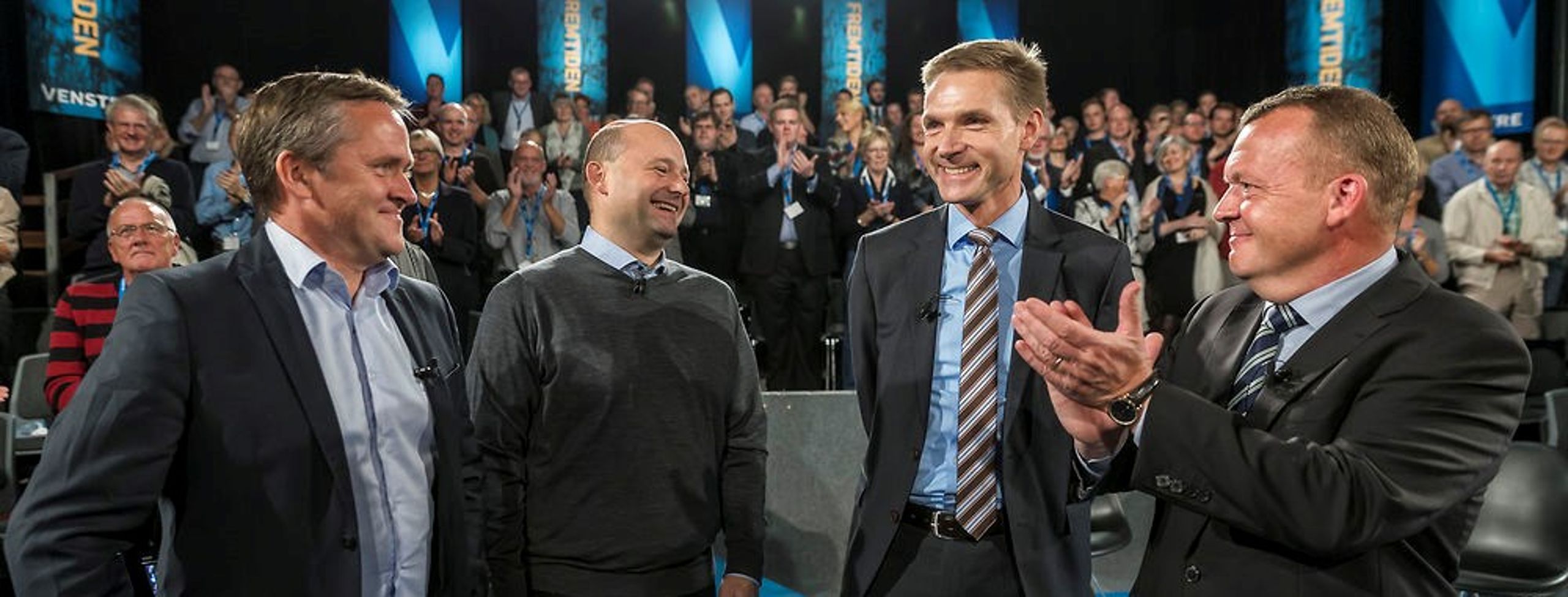 Venstre lagde på partiets landsmøde vægt på, at magten kun kan vindes tilbage sammen med de øvrige partier i blå blok. Og at blå blok står samlet, fik Venstre understreget, da Lars Løkke Rasmussen pludselig hev sine tre kollegaer Anders Samuelsen fra Liberal Alliance, Søren Pape fra Konservative og Kristian Thulesen Dahl op på scenen. <br>