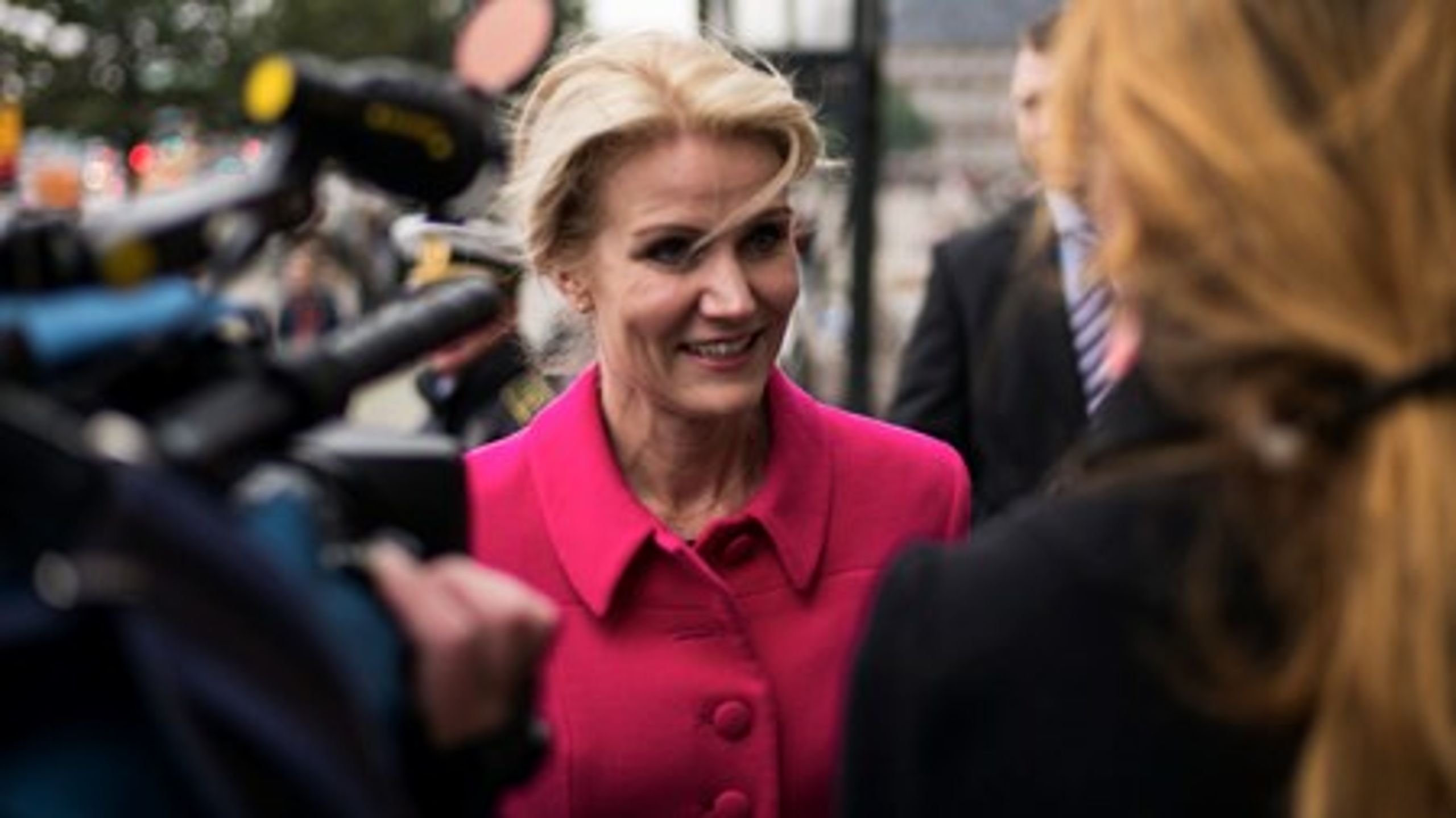 I sin åbningstale&nbsp;fremstillede Thorning regeringen som den solide klippe i et hajfyldt hav, og forskellene til oppositionens økonomiske politik blev blæst op i mammutstørrelse.<br>