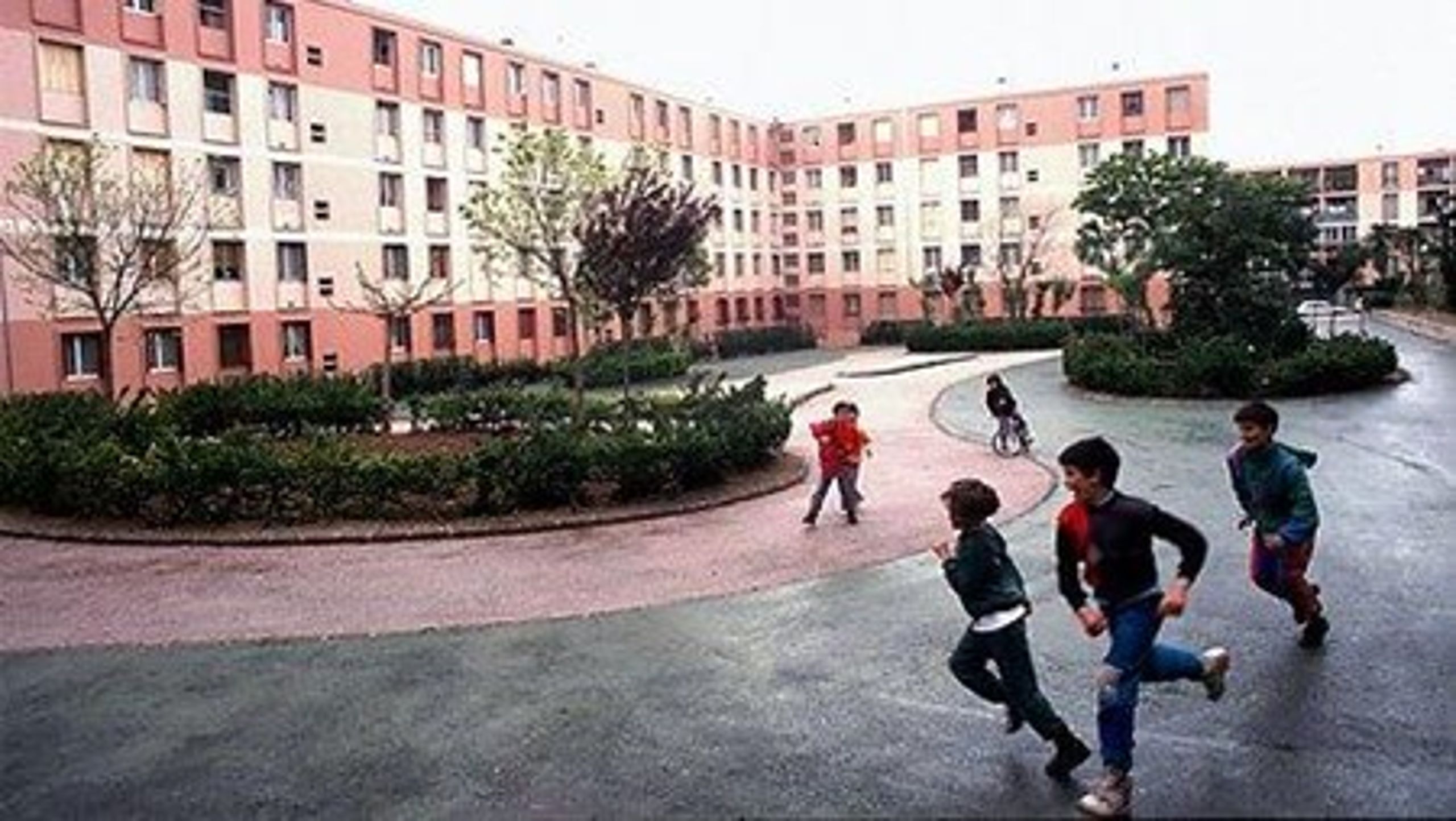 Kommuner skal som en nødløsning have mulighed for at anvise flygtninge boliger i udsatte boligområder, mener KL.