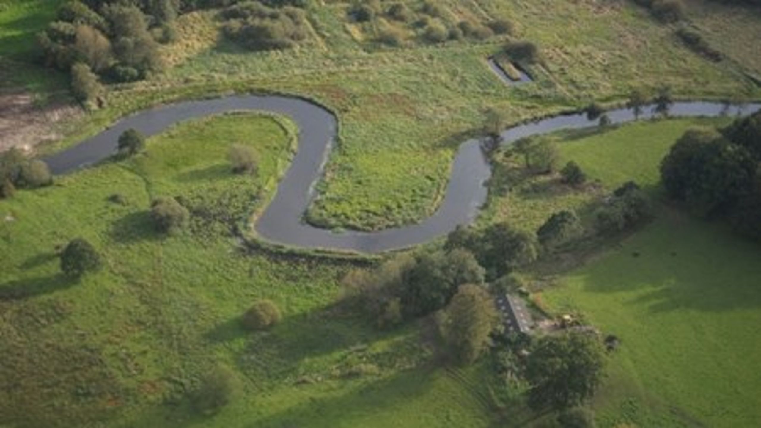 For nogle boligejere kan prisen for at blive koblet på kloaknettet lyde på op mod 80.000 kroner. Miljøministerens håndsrækning til borgere, der har svært ved at betale, møder dog kritik fra kommunerne.<br>