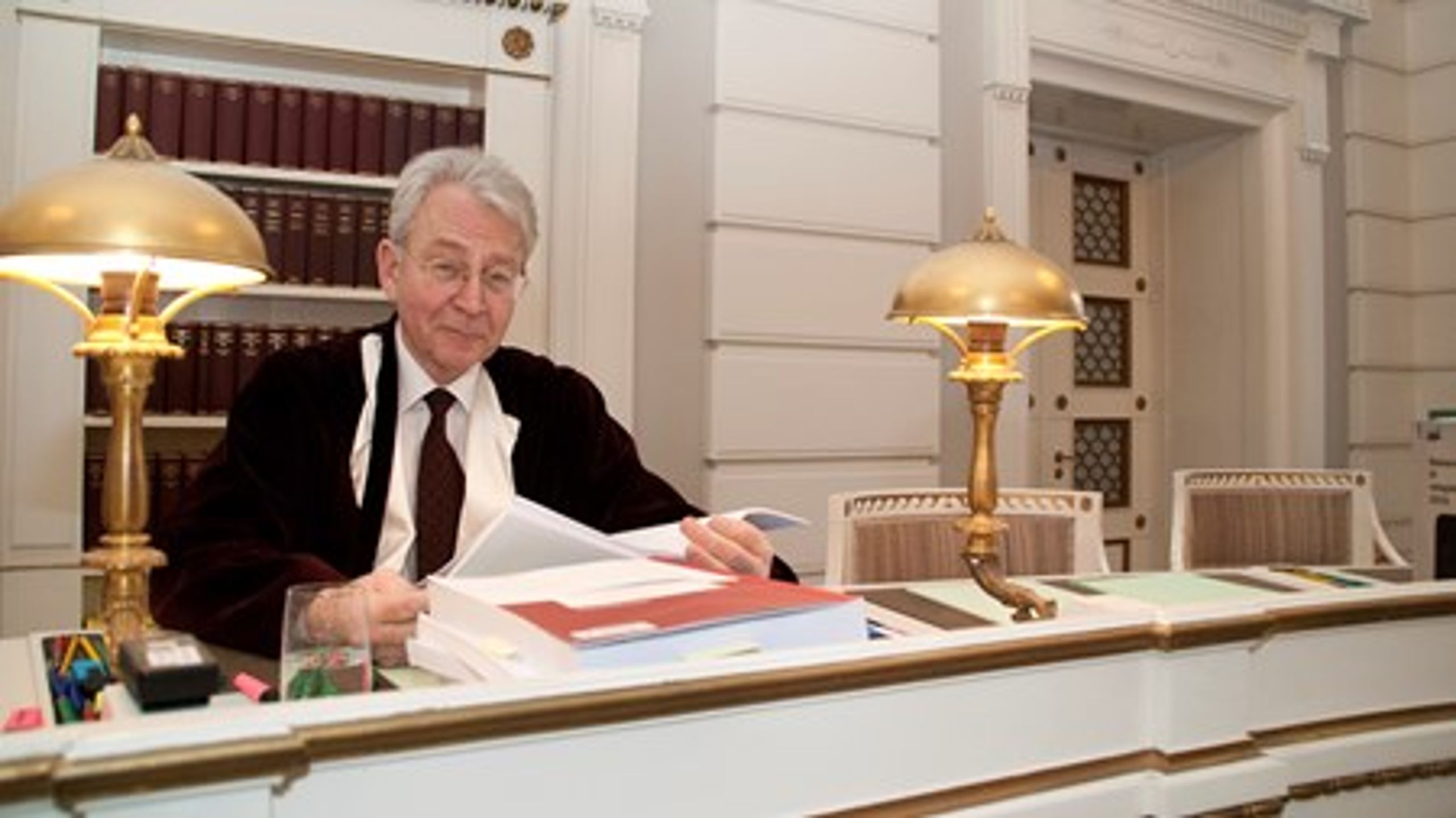 Tidligere præsident for Højesteret,&nbsp;Børge Dahl, skal stå i spidsen for et nyt 'nødløgns-udvalg.'