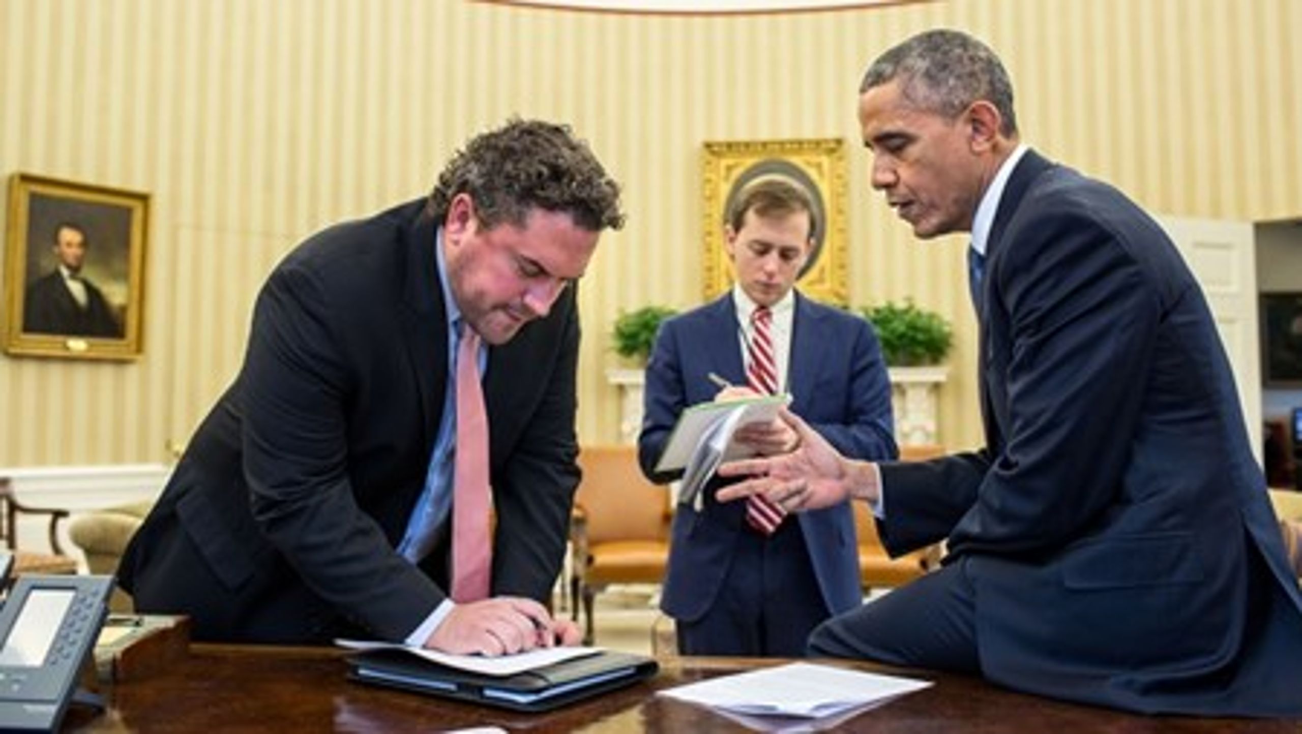 <br>Obama arbejder på talen om immigrationsreformen med to af hans taleskrivere i timerne op til den fandt sted.<br>