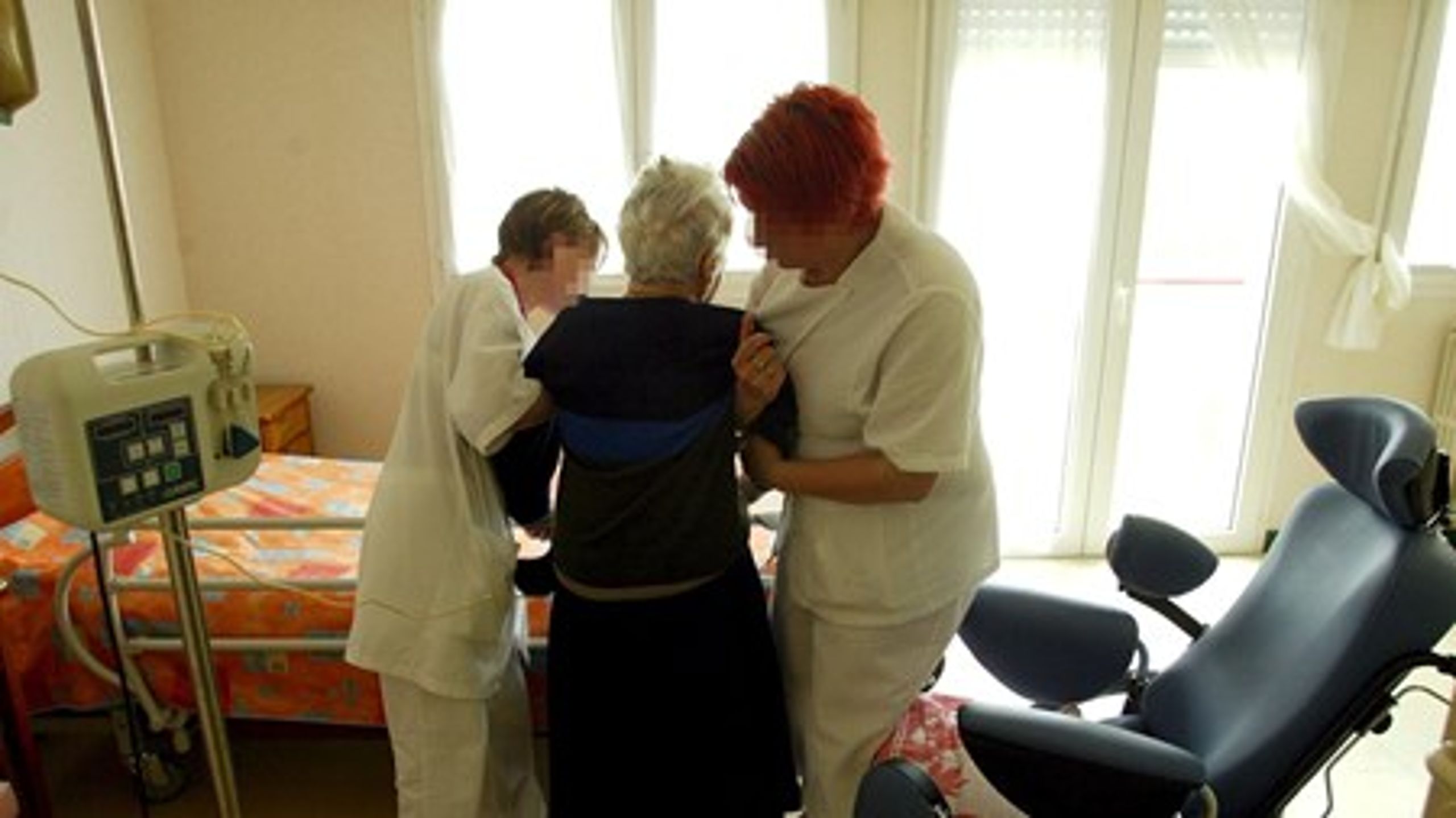 Svage medicinske patienter er en gruppe af patienter, som vil få særlig stor gavn af, at det regionale og kommunale sundhedsvæsen hænger bedre sammen. Det håber mange, at en kommende fusion mellem KL og Danske Regioner vil bidrage til. 