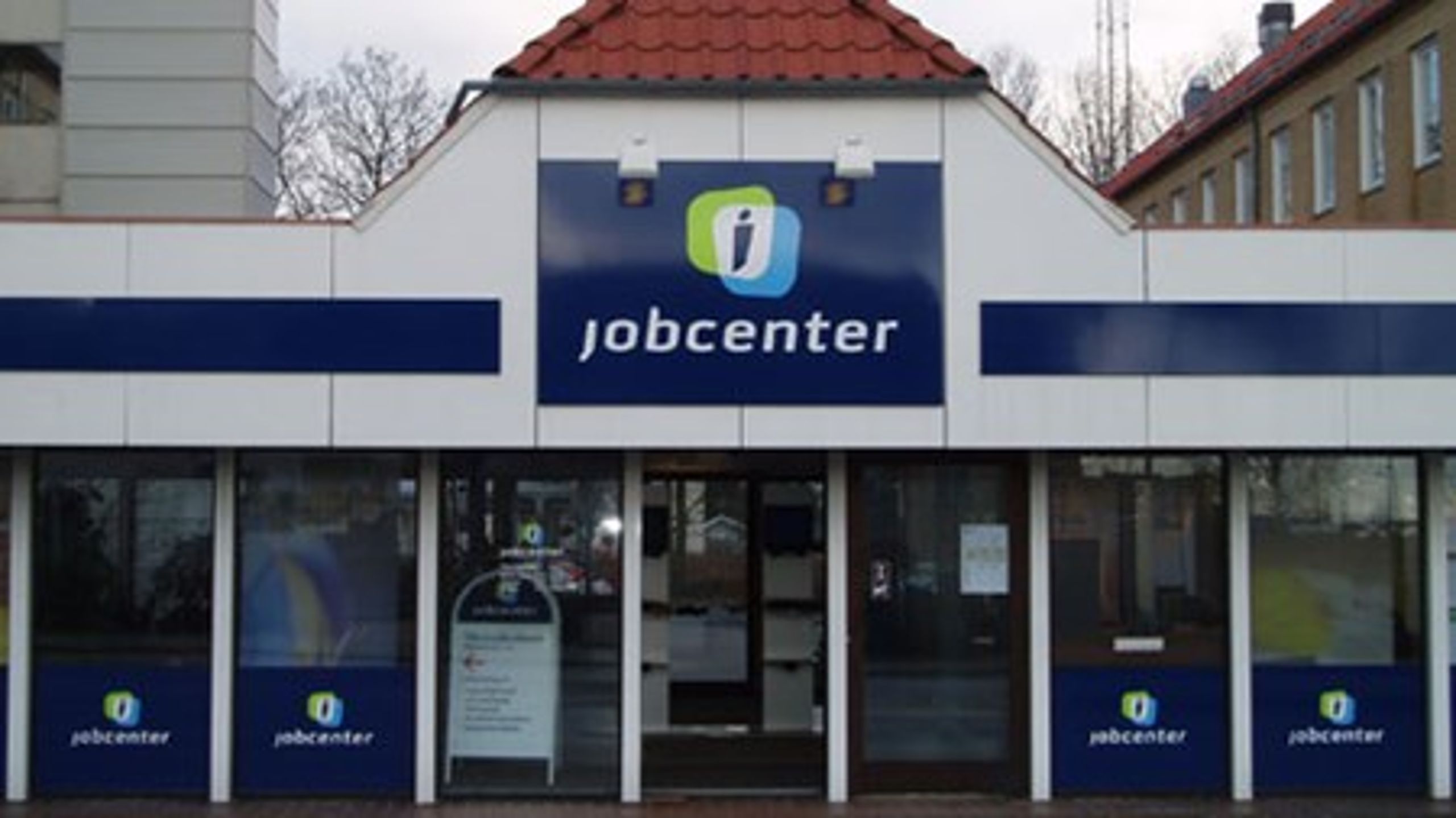 Der skal være færre og større jobcentre, mener Venstre, Konservative og Liberal Alliance. Ellers tak, siger Dansk Folkeparti.&nbsp;