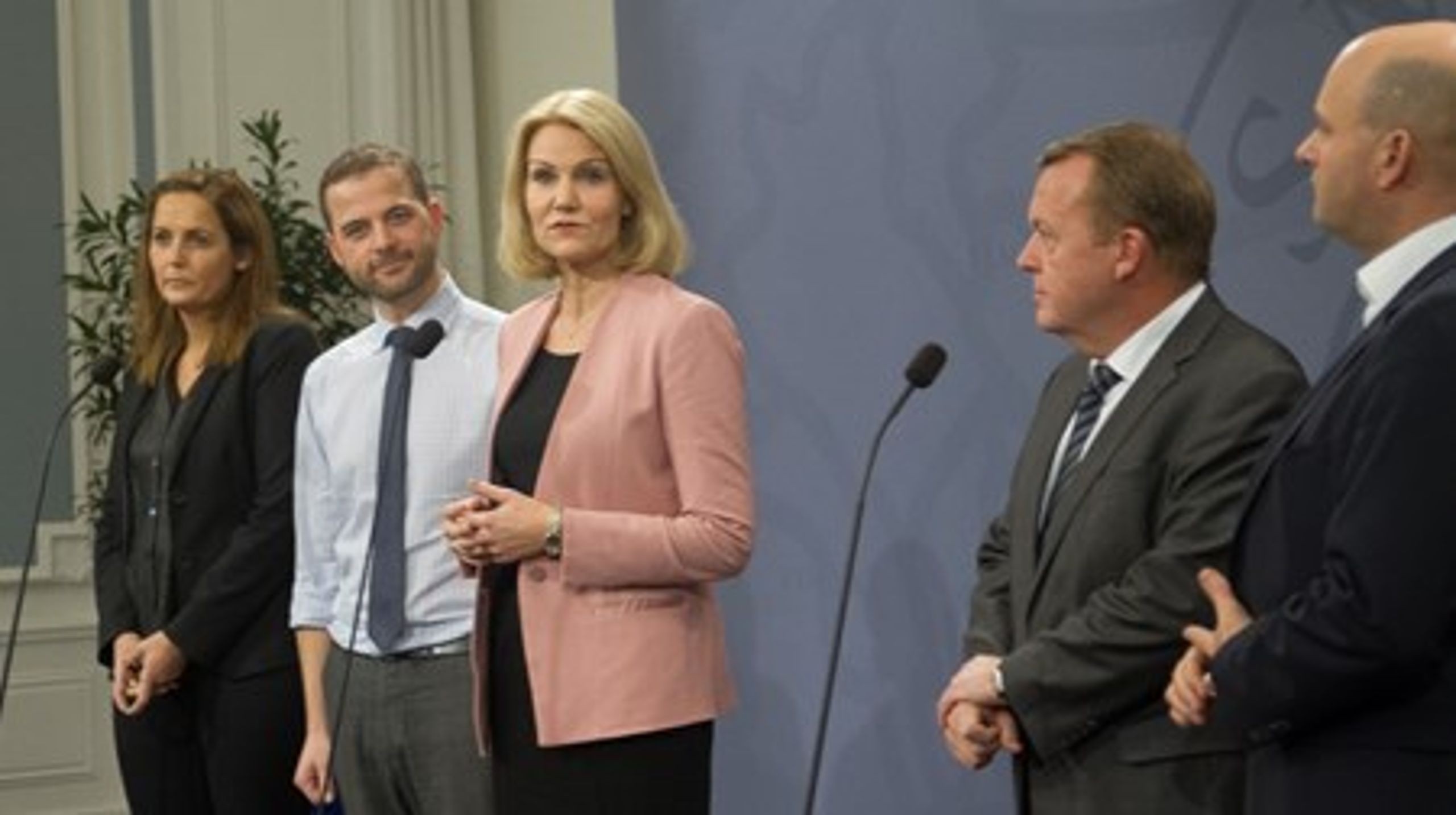 Bag aftalen står regeringspartierne samt&nbsp;SF, Venstre og Konservative.<br>