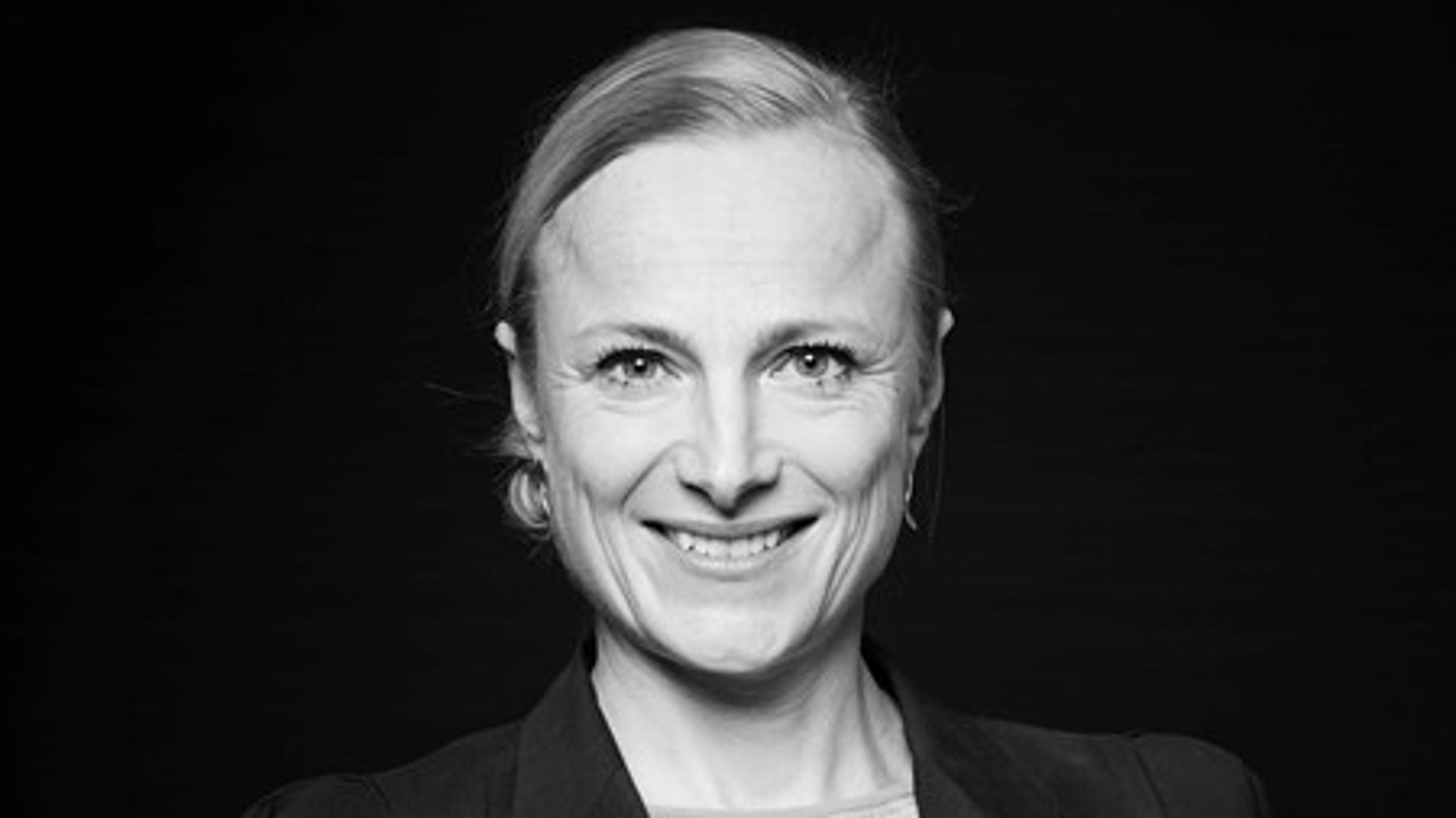 "Hele den gennem-institutionaliserede aura, som disse vældige 
kulturpaladser udstråler, får kulturen til at lugte af ophøjethed og 
løftet pegefinger," skriver Ulla Tofte, direktør i Golden Days.<br>