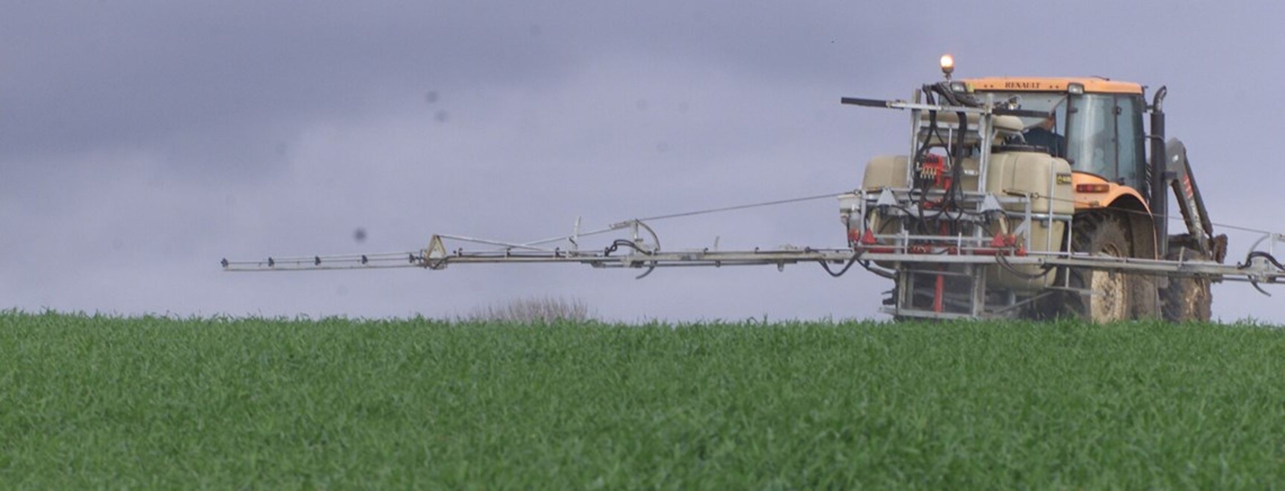 Vi sprøjter efter behov, lyder det fra landbruget.<br>