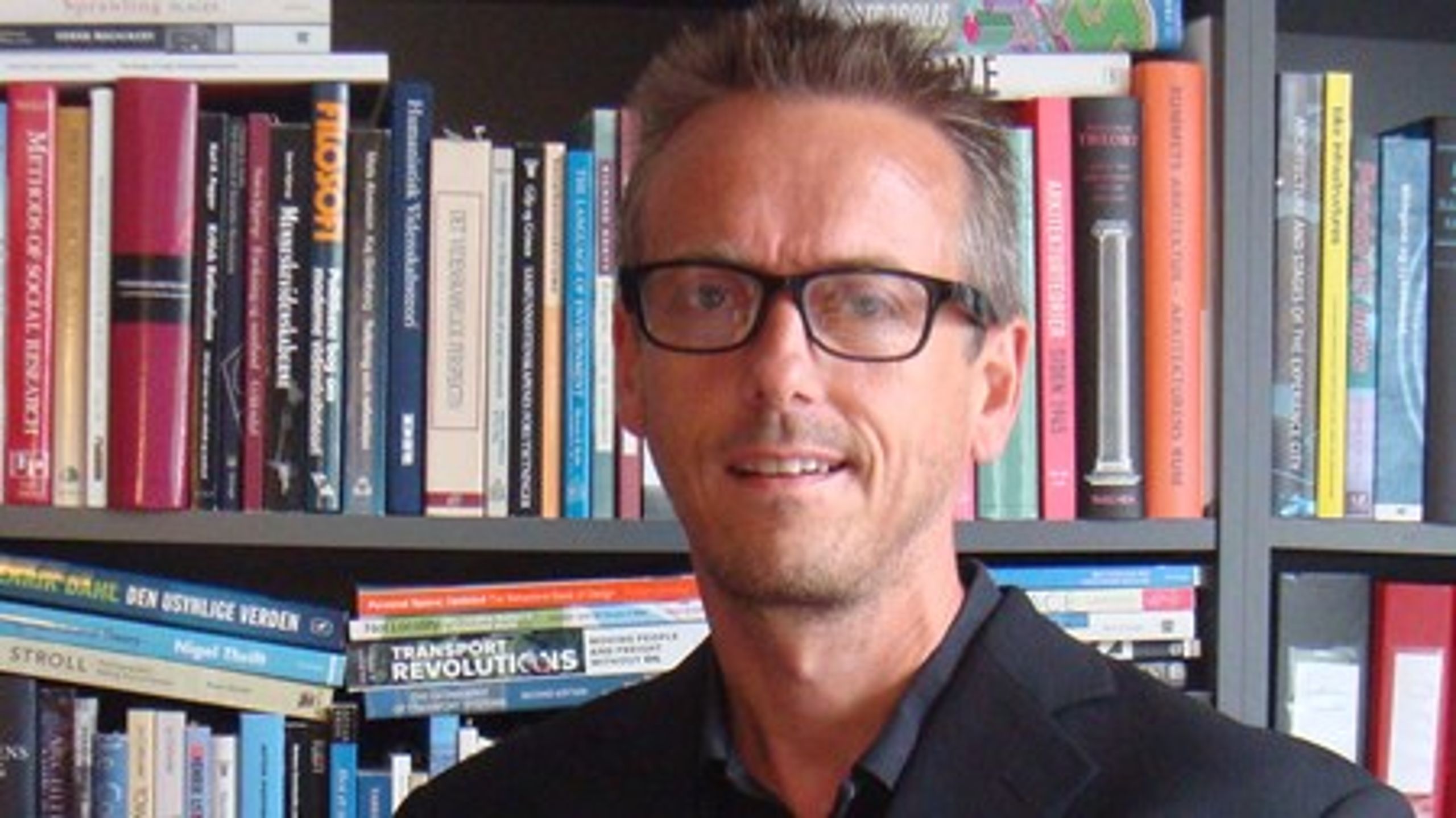 Professor Ole B. Jensen fra Aalborg Universitet beskriver sin forskning,
 som har ført til en helt ny teoretisk tilgang til mobilitet. Teorien 
kan bruges til at beskrive alt fra motorvejsbyer til færden i et 
shoppingcenter. <br><br>