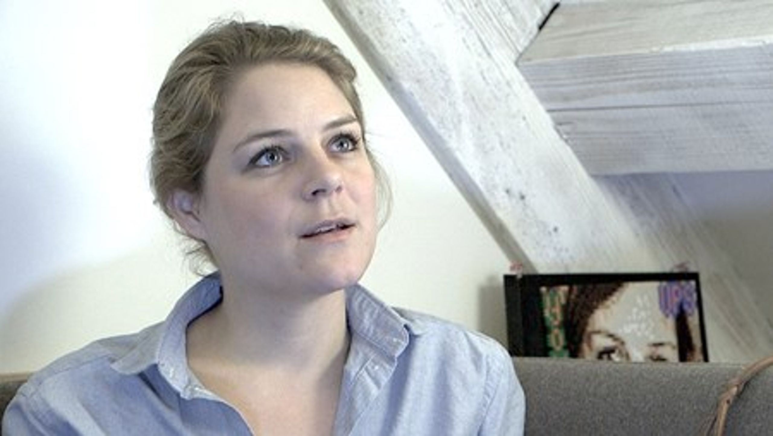 En biograftur er
uforpligtende og kræver ikke meget som publikum. Det gør teater derimod, der
godt kan blive en pinlig affære, mener Johanne Schmidt-Nielsen. &nbsp;
