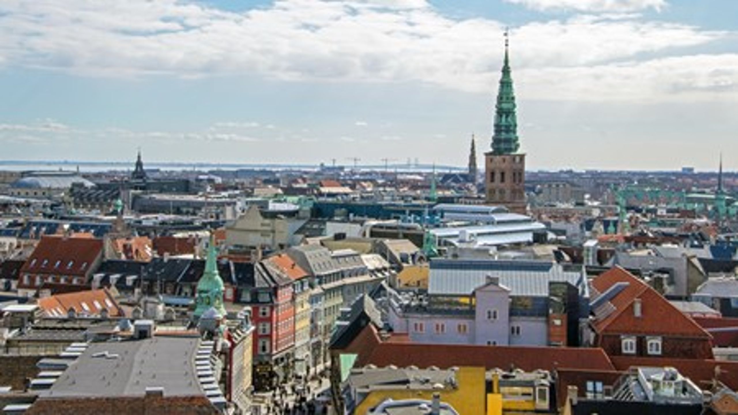 En politisk berøringsangst dominerer boligpolitikken, der er blevet reduceret til behandling af enkeltsager. Kritikere savner sammenhæng, mens ministeren vil bevare et "sundt og solidt" boligmarked.<br>