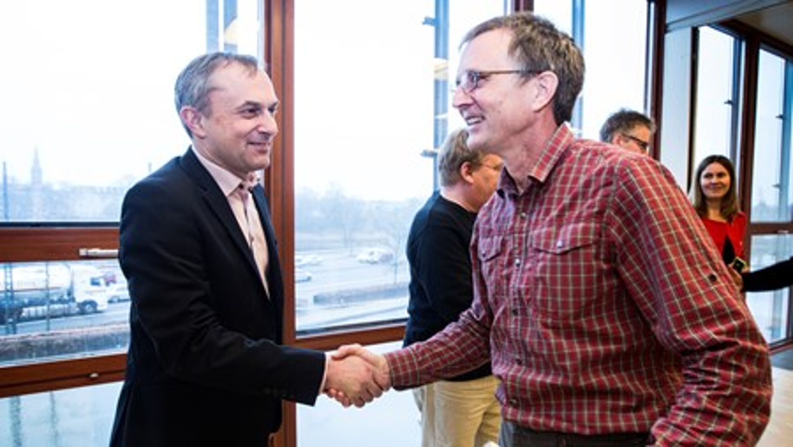 KL's Michael Ziegler og Forhandlingsfællesskabets Anders Bondo Christensen blev mandag morgen enige om en ny tre-årig overenskomst for kommunalt ansatte.&nbsp;