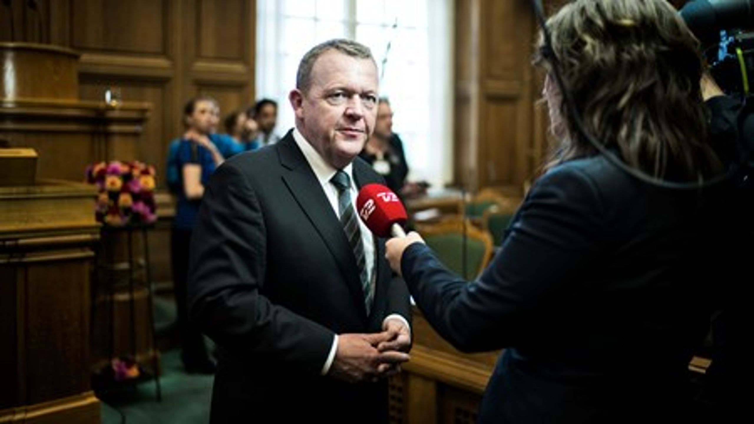Hvis der var folketingsvalg i dag, ville blå blok vinde en overlegen sejr og Venstre-formand Lars Løkke Rasmussen blive ny statsminister.&nbsp;
