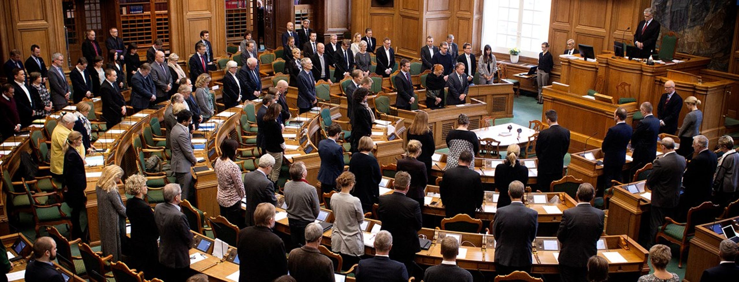Folketinget holdt tirsdag et minuts stilhed for ofrene efter weekendens terroranslag i København.&nbsp;