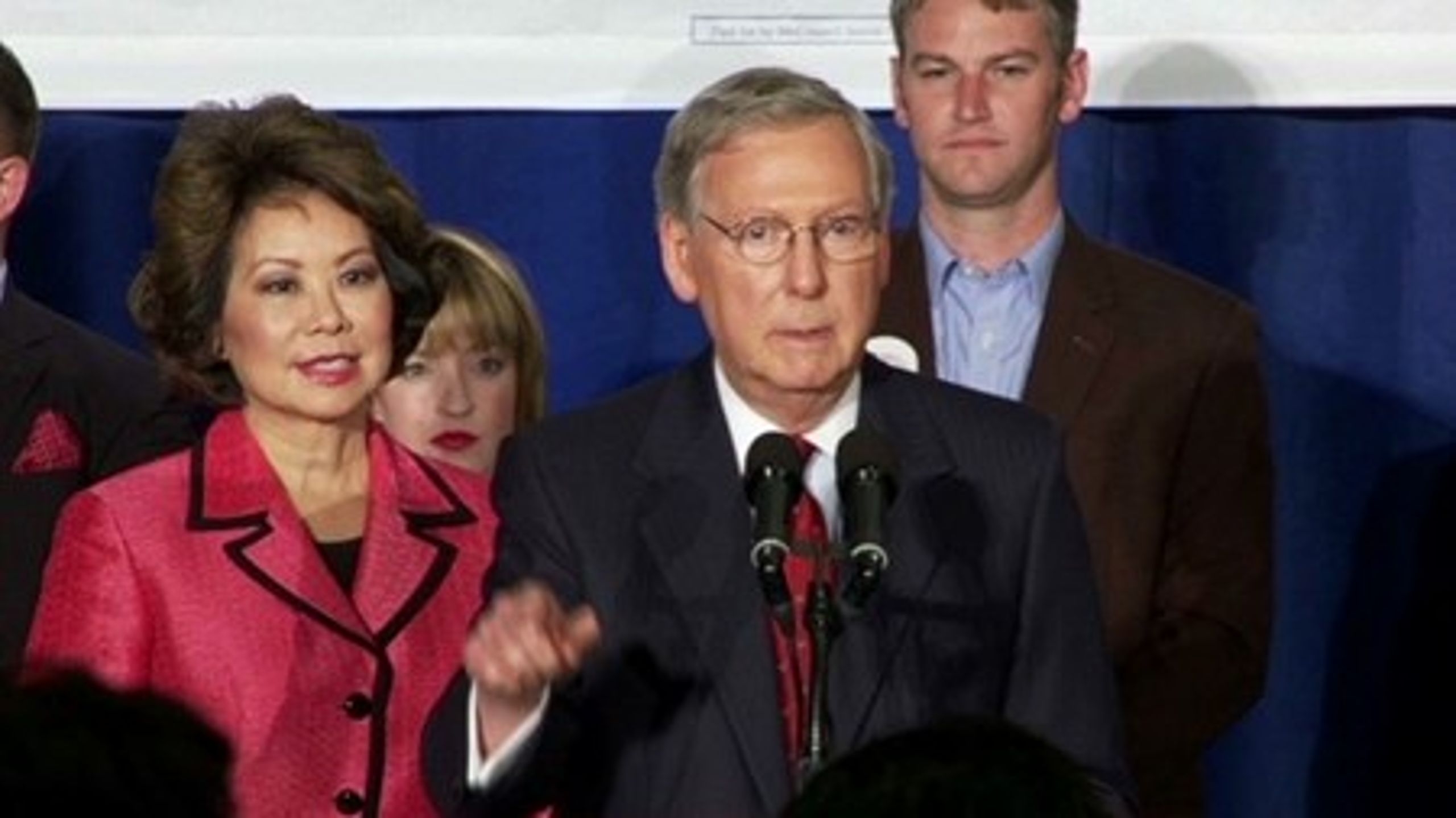 Mitch McConnell, den republikanske leder af Senatet, slog sidste år fast,&nbsp;at der ikke kunne blive tale om ”nogen lukning
af regeringen eller trusler om ikke at betale den føderale gæld” under hans
ledelse. Alligevel er&nbsp;Department of Homeland Security er nu truet af lukning.