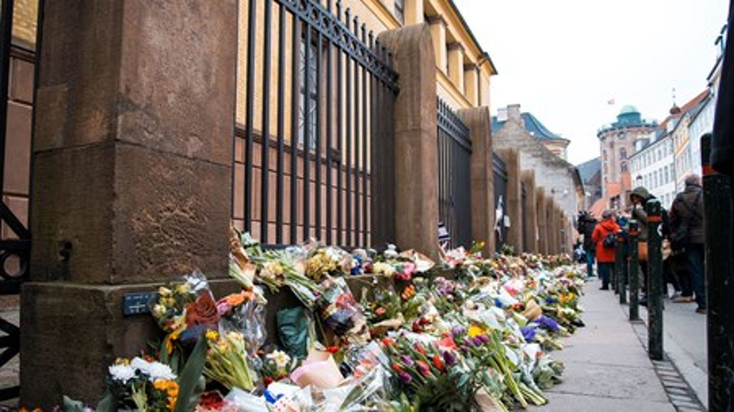 Blomster langs synagogen i Krystalgade, hvor en mand blev dræbt og to betjente såret ved et terrorangreb natten til søndag&nbsp;15. februar.&nbsp;
