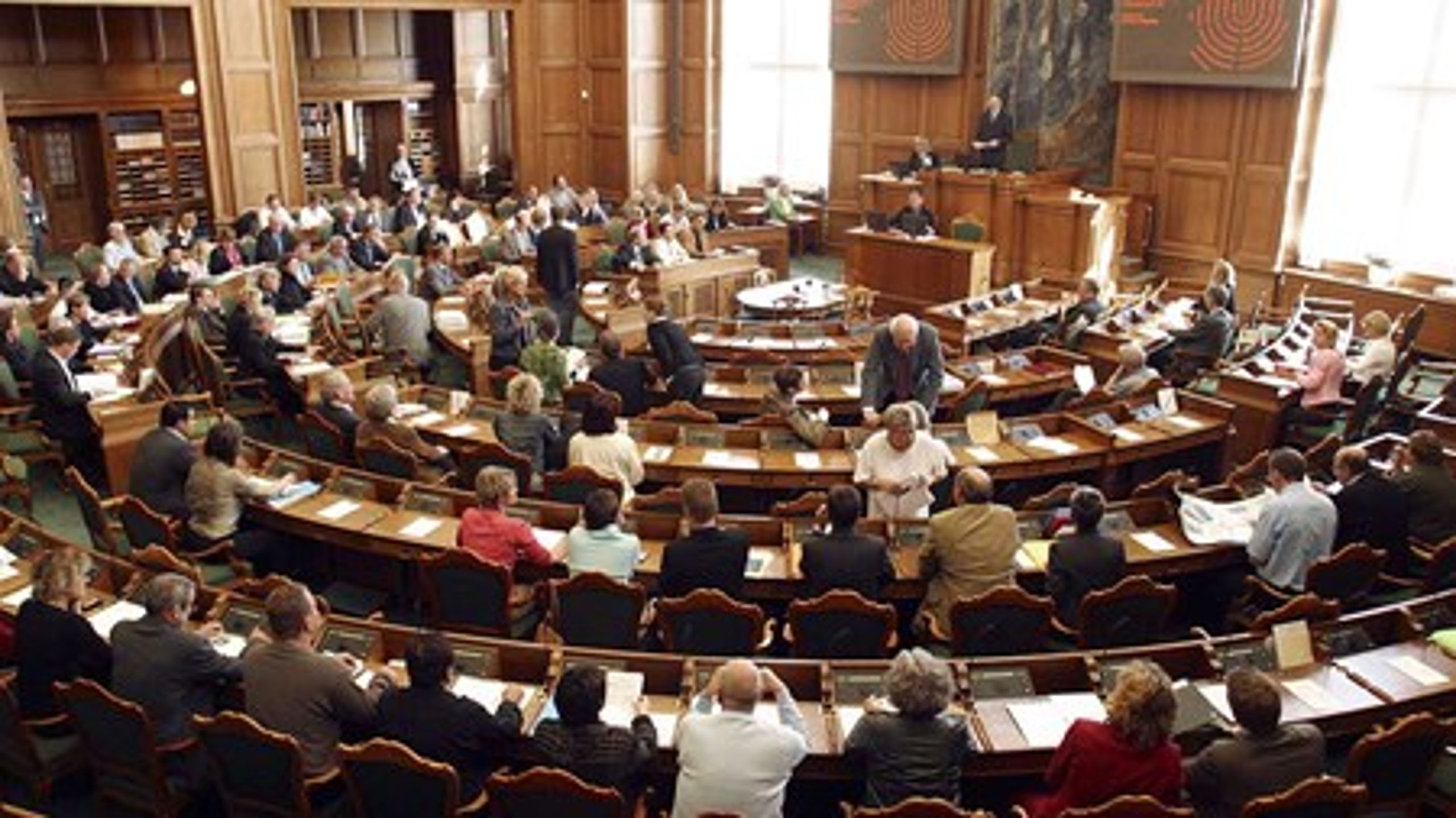 Folketingspolitikerne bliver inden næste valg bombarderet med spørgeskemaer fra organisationer, skriver Hegelund og Mose.&nbsp;