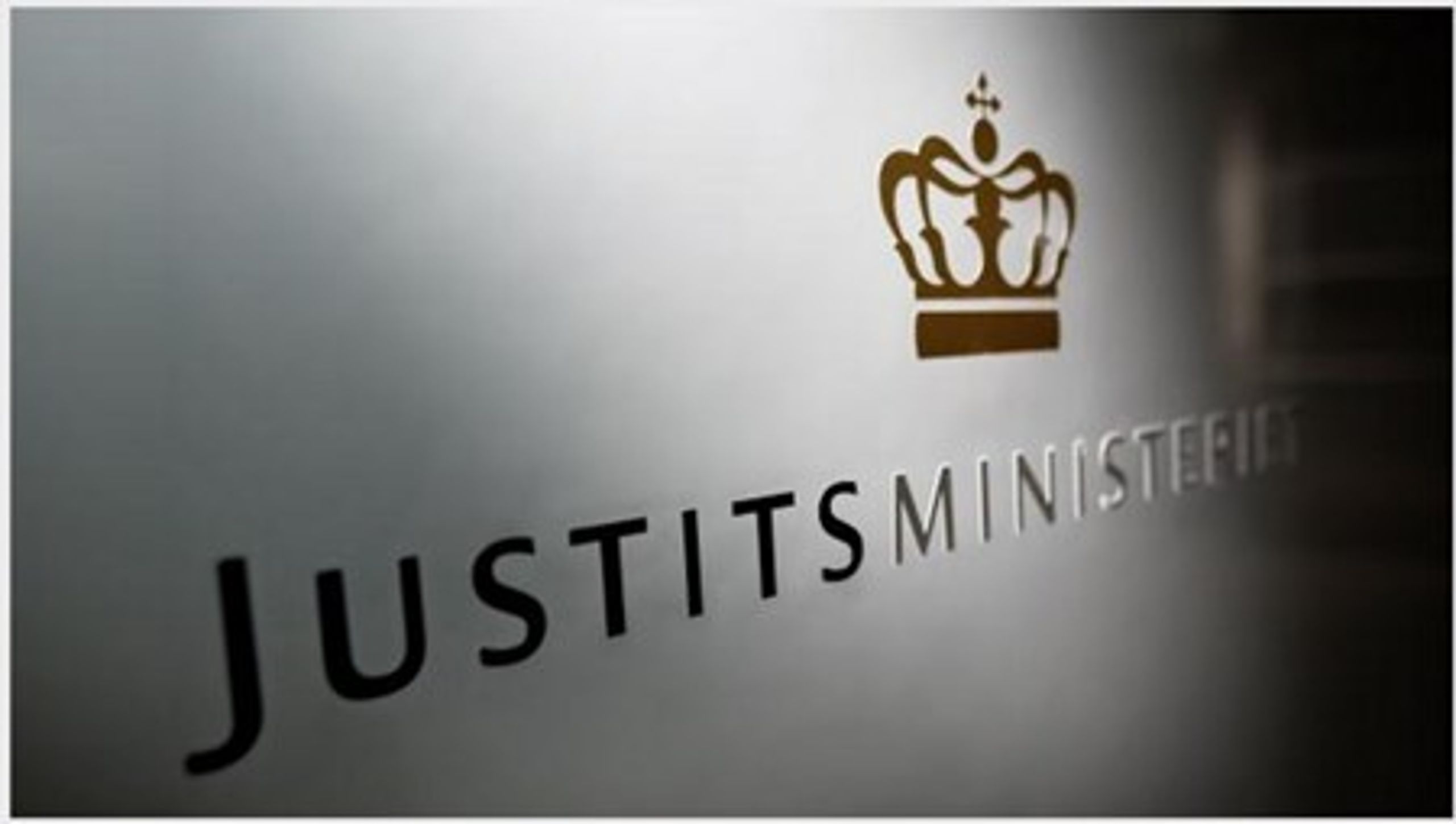 Justitsminister Mette Frederiksen (S) skal finde en ny formand til Irak- og Afghanistankommissionen, efter&nbsp;Michael B. Elmer har valgt at træde tilbage.