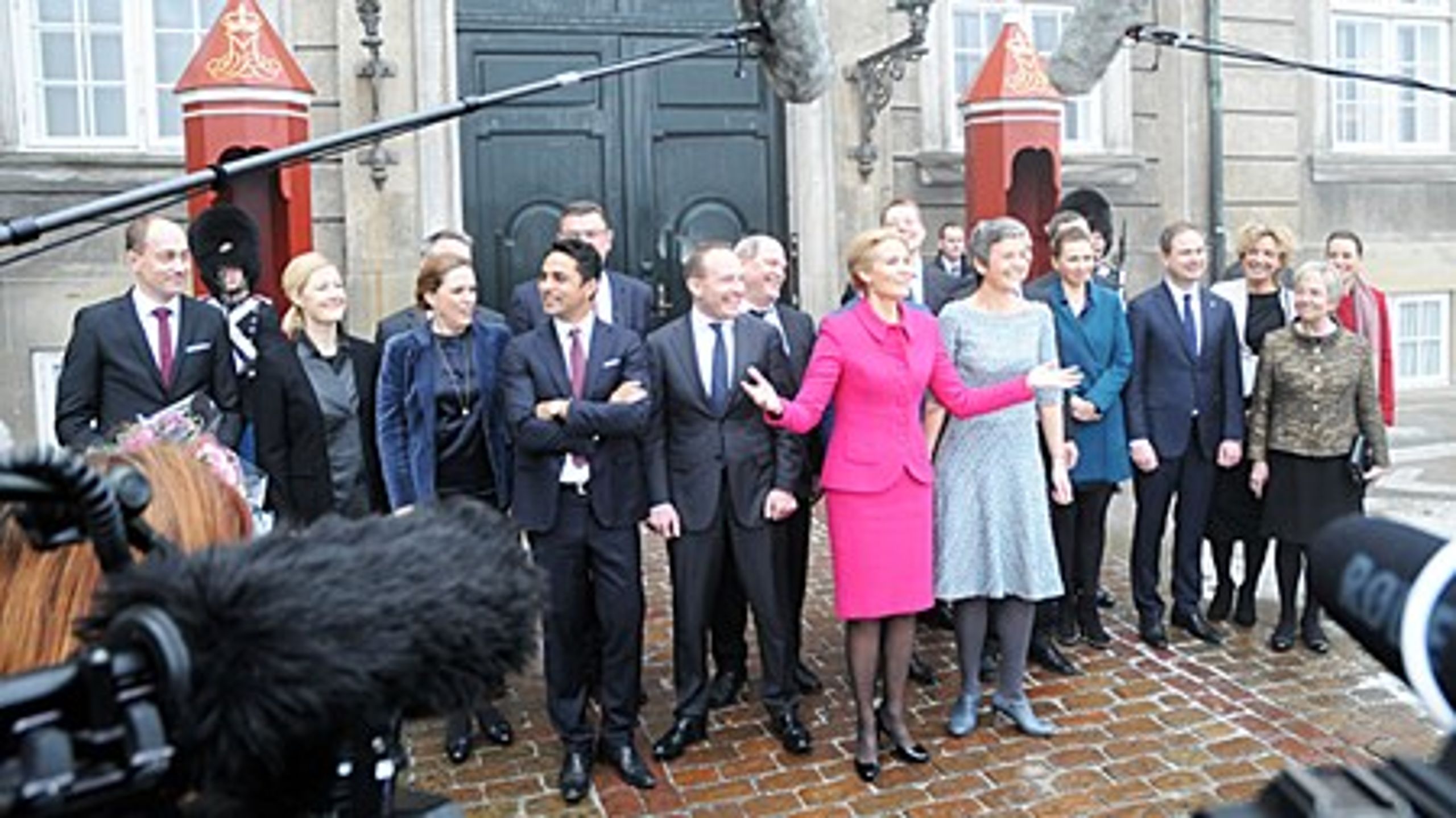 Statsminister Helle Thorning-Schmidt ved en af sine mange regeringsrokader, denne gang efter SF's exit. Den nye ministermåling illustrerer, at styrkeforholdet mellem socialdemokrater og radikale er ændret i regeringen.<br>