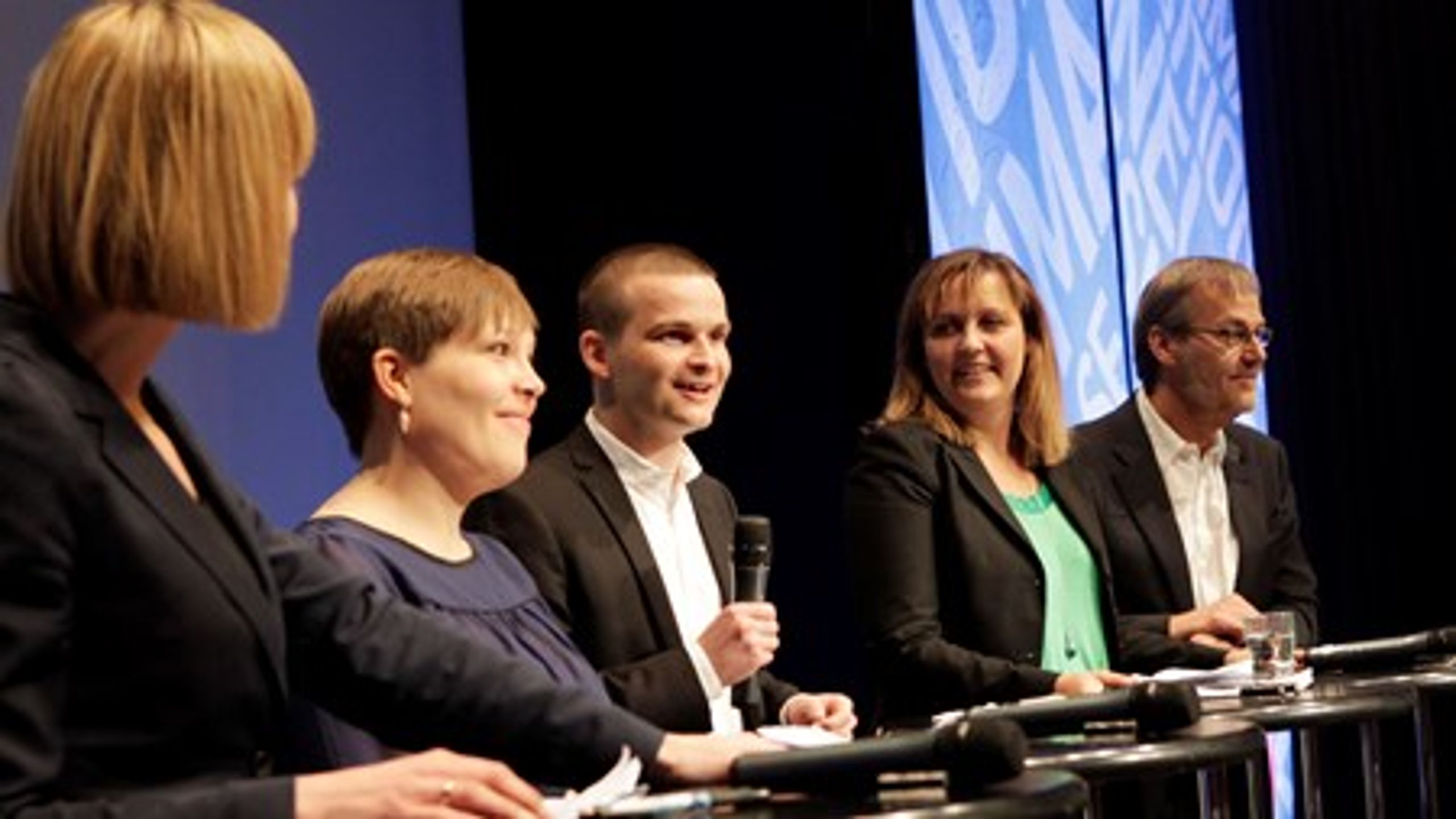 Udviklingen i SF's politik efter regeringsdannelsen i 2011 er ikke unik. I en ny artikel
forklarer danske og hollandske forskere, at programændringer faktisk er helt
 typisk for partier, som ikke tidligere har været i regering, men 
indtræder i et regeringssamarbejde for første gang.<br>