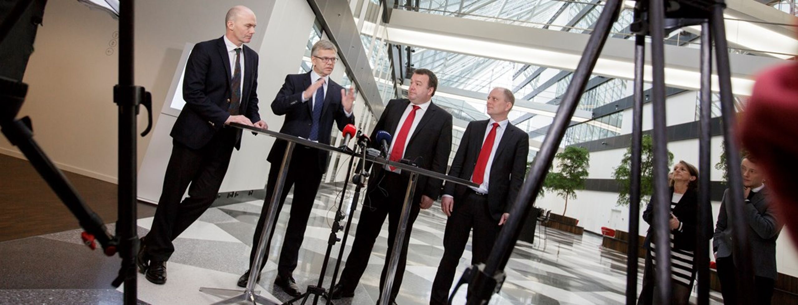 DI er i særklasse, og kun KL har flere kontaktflader med den politiske proces. Her står DI-direktør Karsten Dybvad dog sammen med Claus Jensen fra Dansk Metal, som også er at finde blandt de mest politisk aktive organisationer. <br>