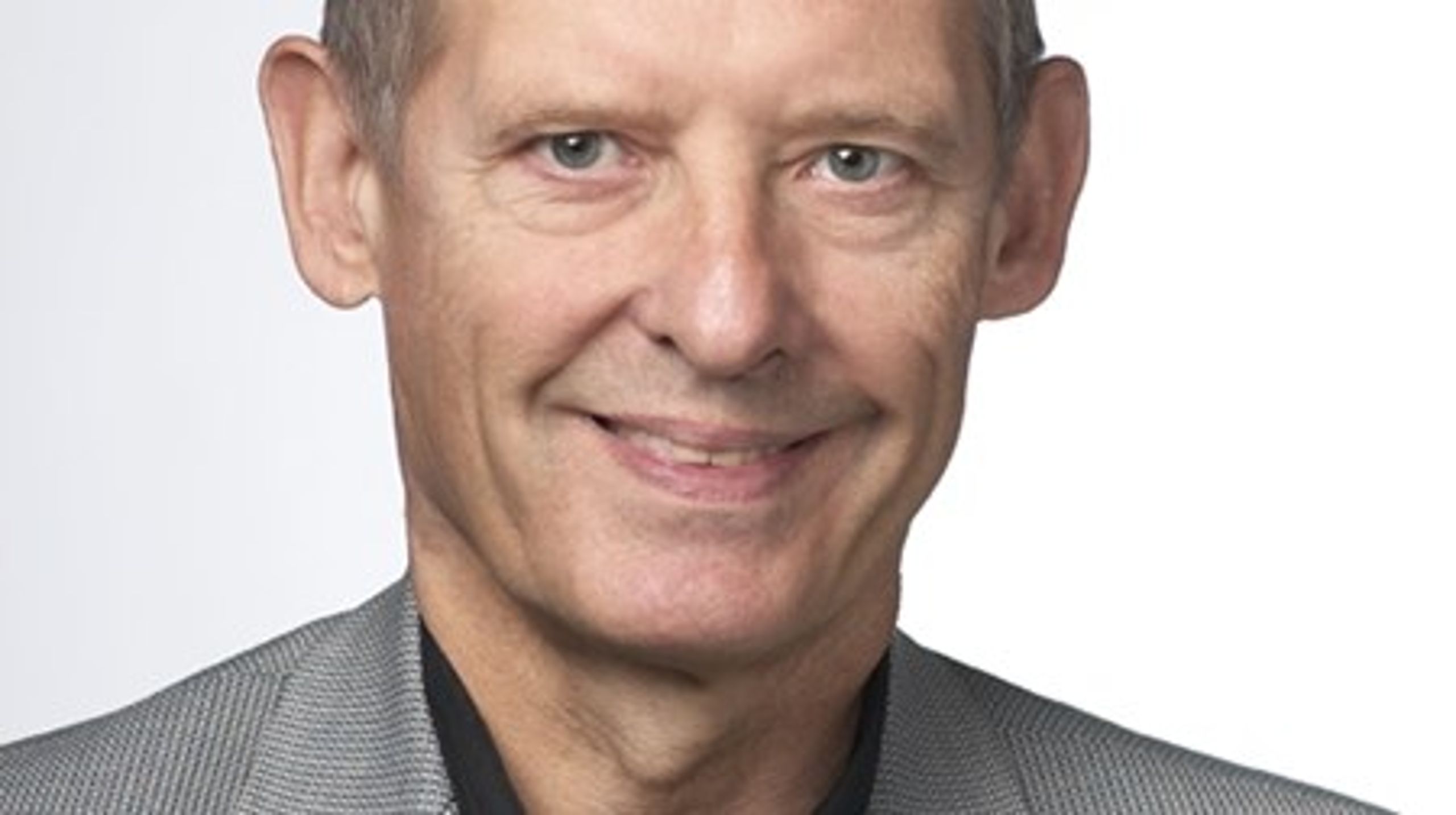 "Lysets
betydning for den effektive arbejdsplads og for den høje trivsel slår nu også mere
og mere igennem internationalt og indgår i de projekter, som danske arkitekter
vinder på eksportmarkederne," skriver Bjørn Zebitz, eksportdirektør i DEKO, tidl. formand for IDA Byg. <br><br>