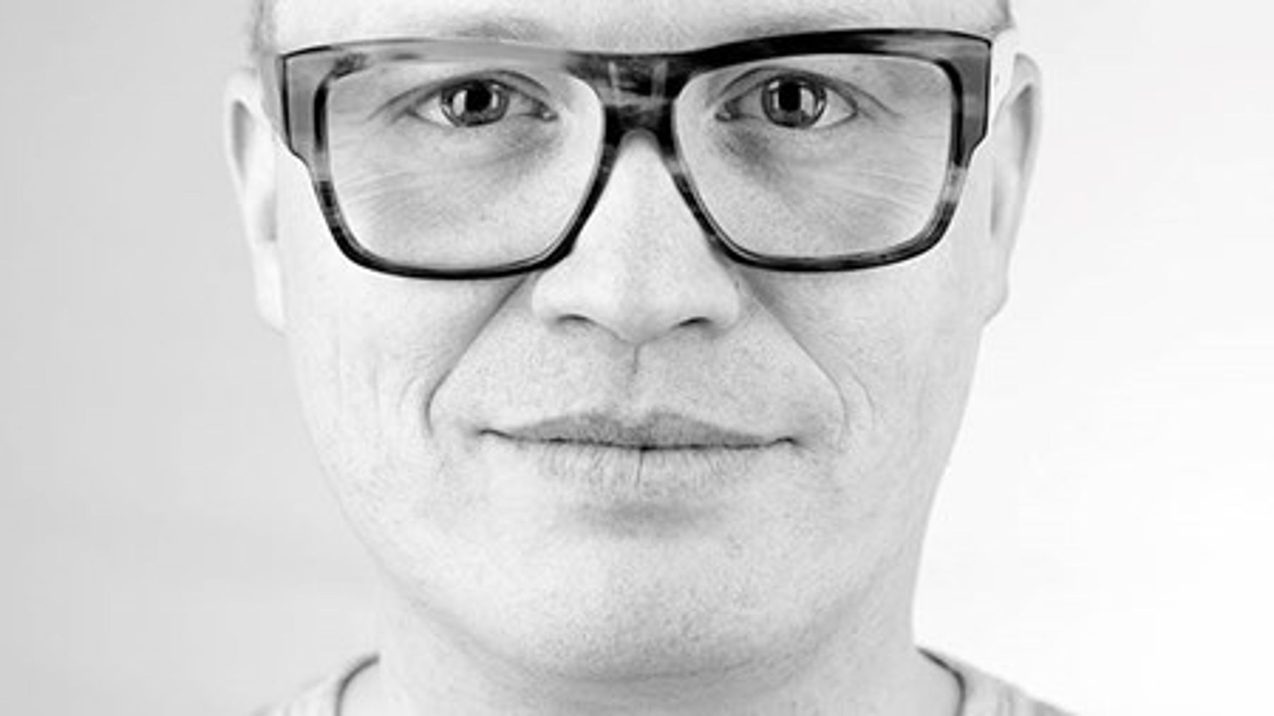 "Ved at frisætte de fastlåste bønder, og samtidig
udstykke landbrugene til mindre, lokale og bæredygtige landbrug vil vi tage hul
på det paradigmeskifte, der skal til for at løse en fastlåst situation," skriver Rasmus Nordqvist, erhvervs- og iværksætteriordfører i Alternativet.&nbsp;