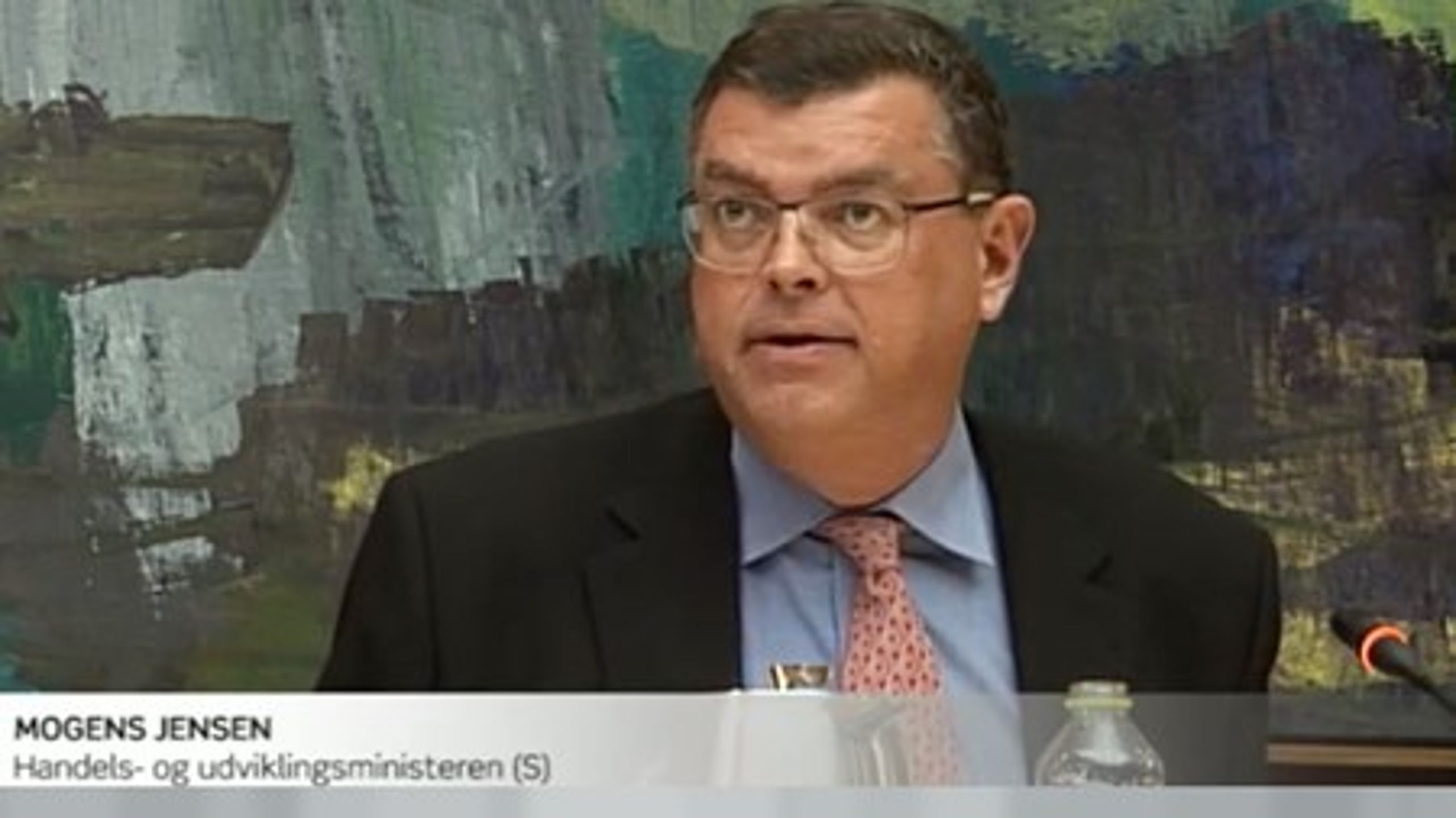 Enhedslisten leder efter hår i suppen, når de kritiserer handels- og udviklingsministeren for ikke at kæmpe nok imod global ulighed. Det mener ministeren i alt fald selv. "Vi er slet ikke så langt fra hinanden – jeg befinder mig bare langt bedre i det politiske maskinrum end i parolekoret,” siger han.&nbsp;