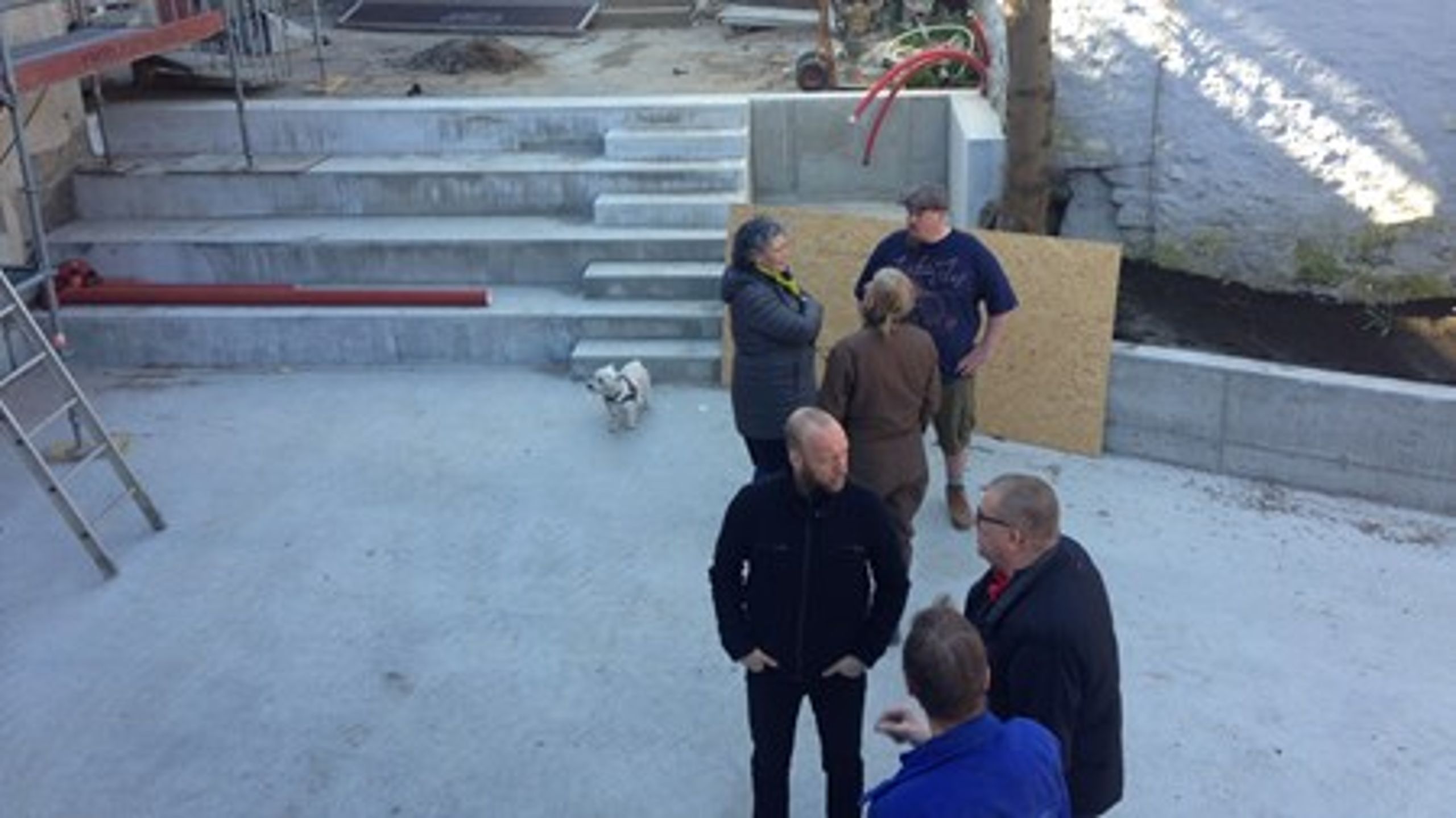 Mange bidrager til at genåbne det gamle hotel til Folkemødet.&nbsp;