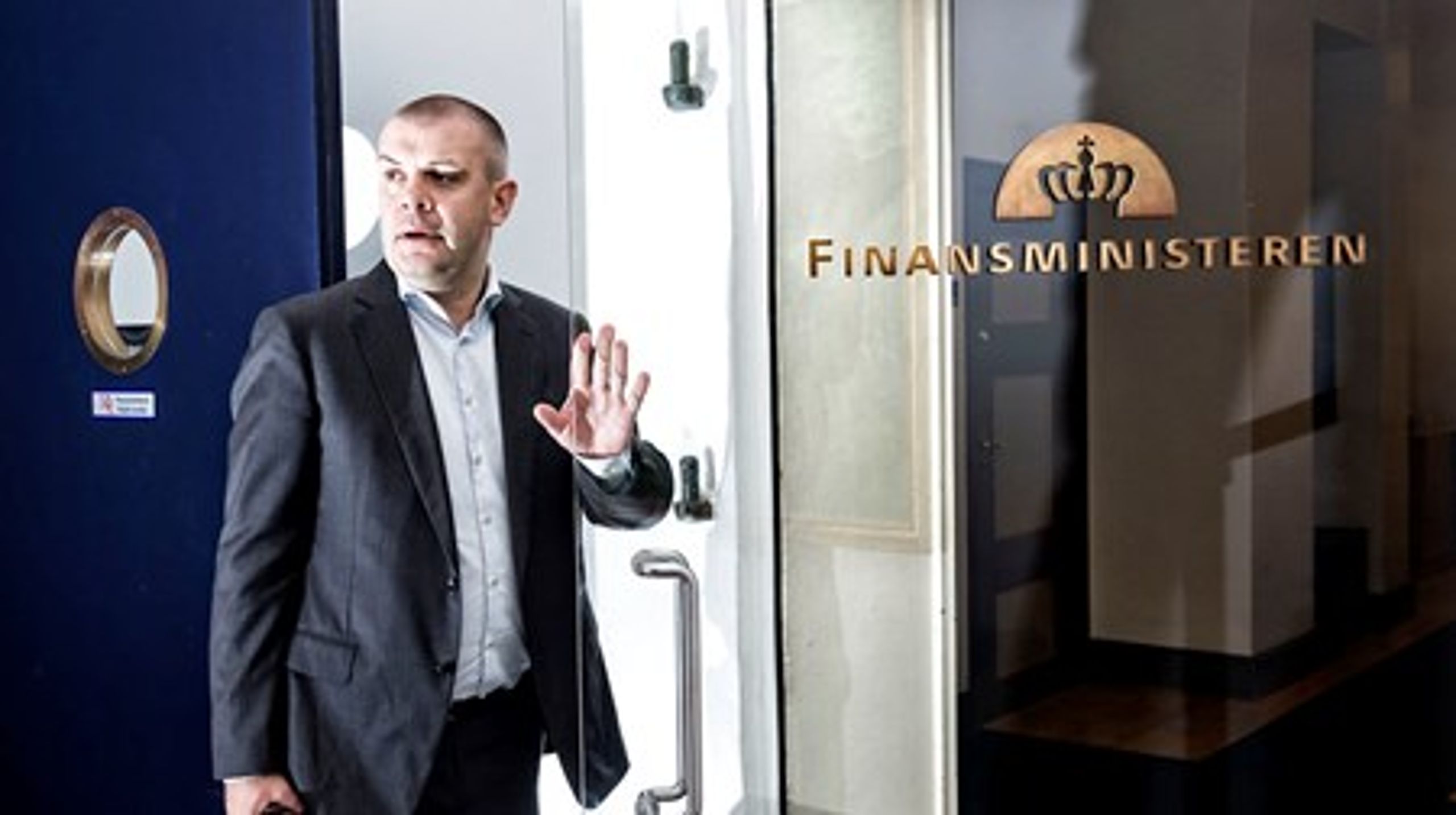 Finansminister Bjarne Corydon (S)&nbsp;på vej ind bag den berømte glasdør. Nu kan almindelige dødelige også komme med ind dag døren med Google Street View.&nbsp;