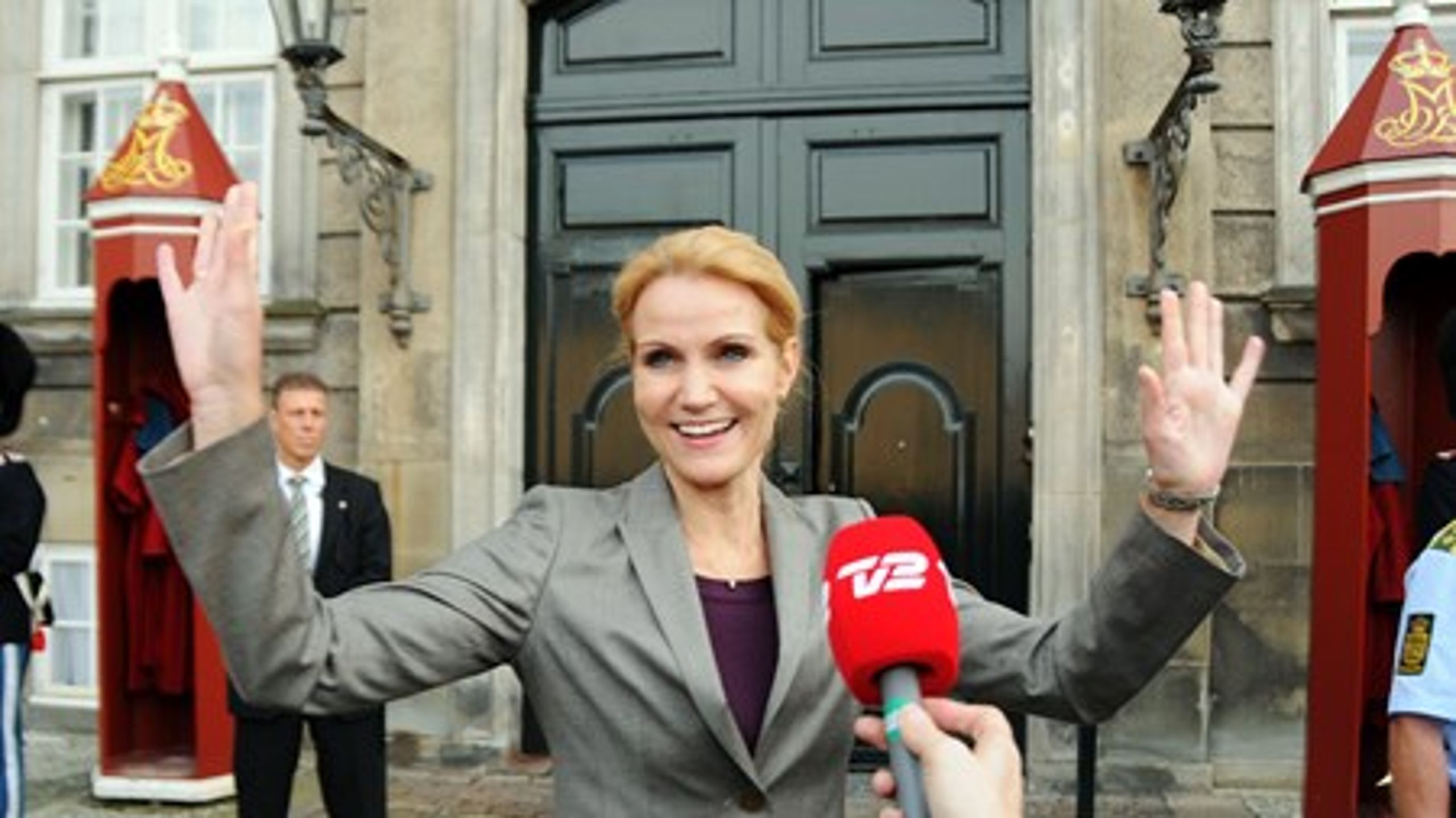 Helle Thorning-Schmidt (S) på Amalienborg Slotsplads efter at have udråbt sin første regering i 2011.&nbsp;