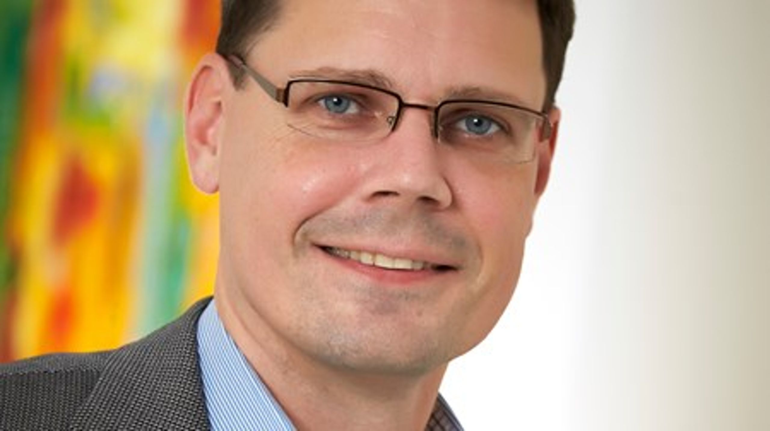 "For lægemiddelindustrien er det
først og fremmest ph.d.’ernes specifikke forskningsfaglige kompetencer, der er
vigtige. Ph.d.’erne skal for eksempel have en god ”helhedsforståelse af
lægemidlet som teknologi” og solide ”farmakologiske kompetencer”, og så skal de
i højere grad kunne sætte deres teoretiske viden i spil i forhold til, hvad der
er praktisk anvendeligt," skriver Thomas Konstad Petersen, Executive Director i LEO Pharma, formand for Erhvervsforskerudvalget og formand for NEXT.



<br>