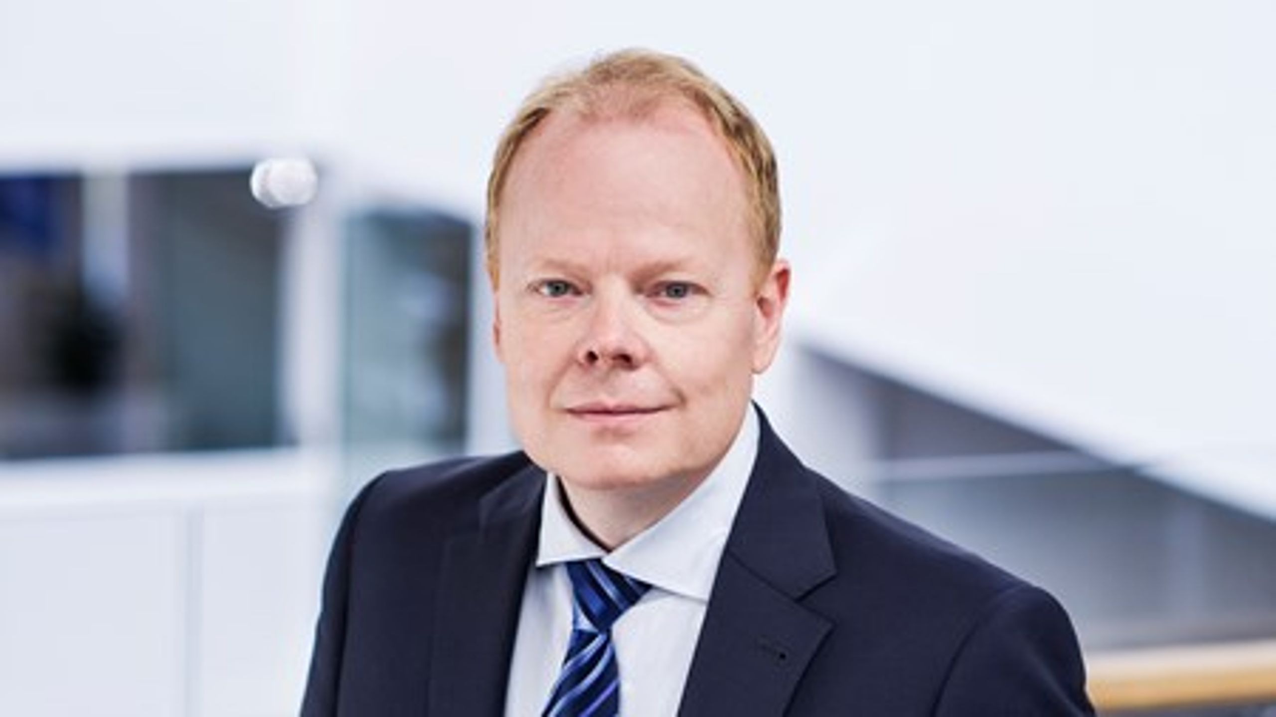 "I Siemens tilbyder vi totale løsninger indenfor automatisering og digitalisering,
 hvor maskiner overtager trivielle rutineopgaver. Det sikrer en mere 
effektiv, kvalitetsrigtig og smartere produktion, og samtidig sænker det
 lønandelen væsentligt, hvilket har en stor betydning i et land som 
Danmark," skriver Bjarne
Lykke Sørensen, divisionsdirektør for Digital Factory/Process
Industries &amp; Drives, Siemens.<br><br>