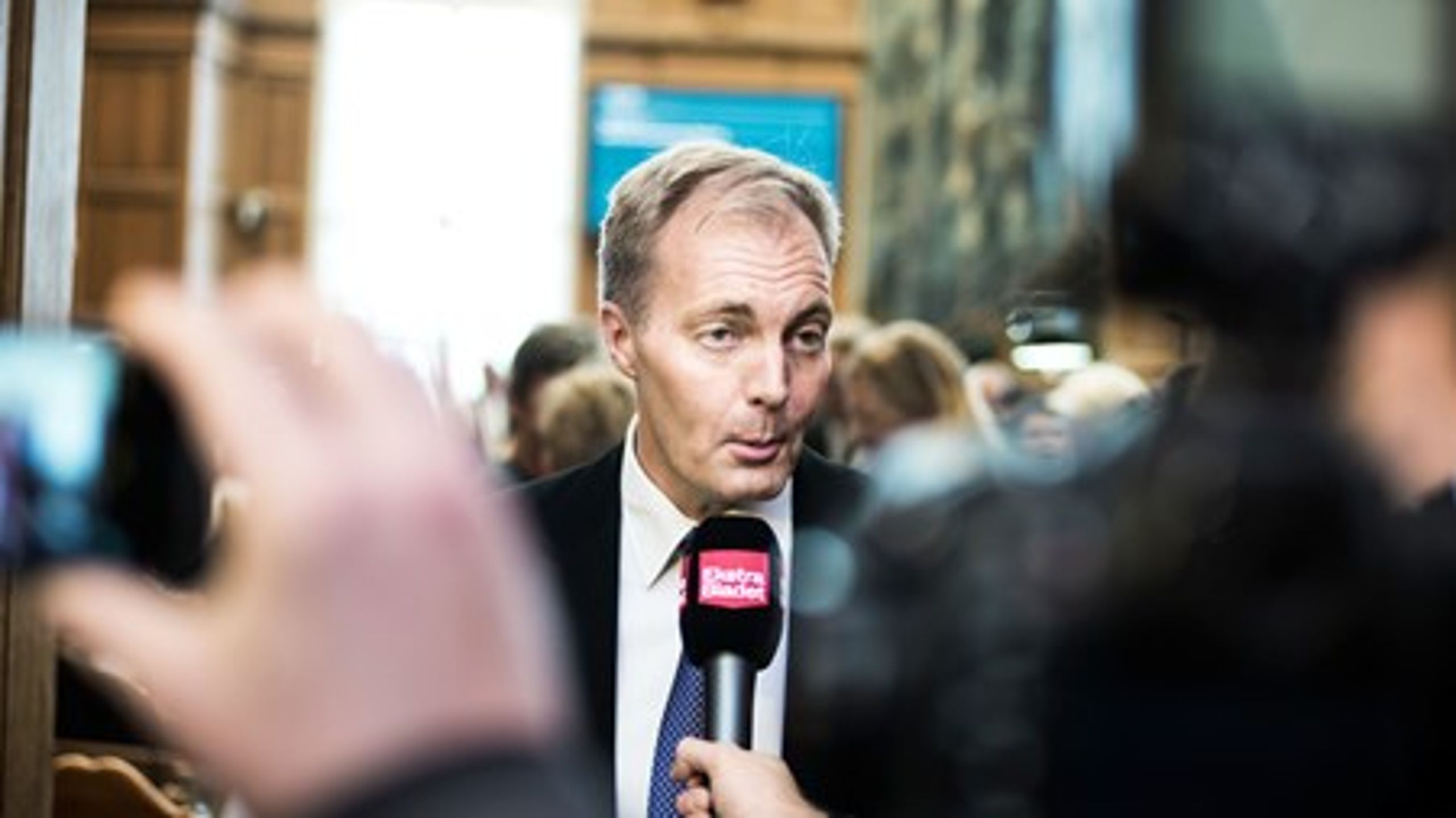 Dansk Folkepartis Peter Skaarup trækker nu to ministre i samråd, efter det er kommet frem, at antallet af sigtelser mod rumænere næsten er firdoblet på seks år.&nbsp;