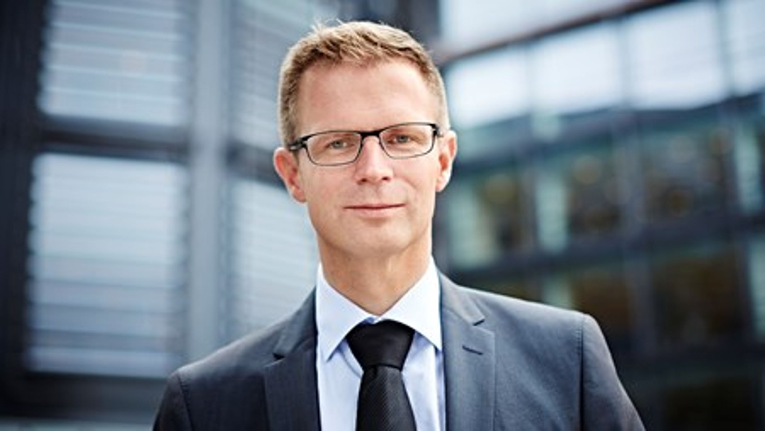 Skatteminister Benny Engelbrecht (S) oplyser, at SKAT på baggrund af den øgede kontrolindsats med slikhandel&nbsp;i 2015 er blevet bedt om at vurdere,&nbsp;om der skal tages initiativer, der kan øge den præventive effekt.&nbsp;<br><br>