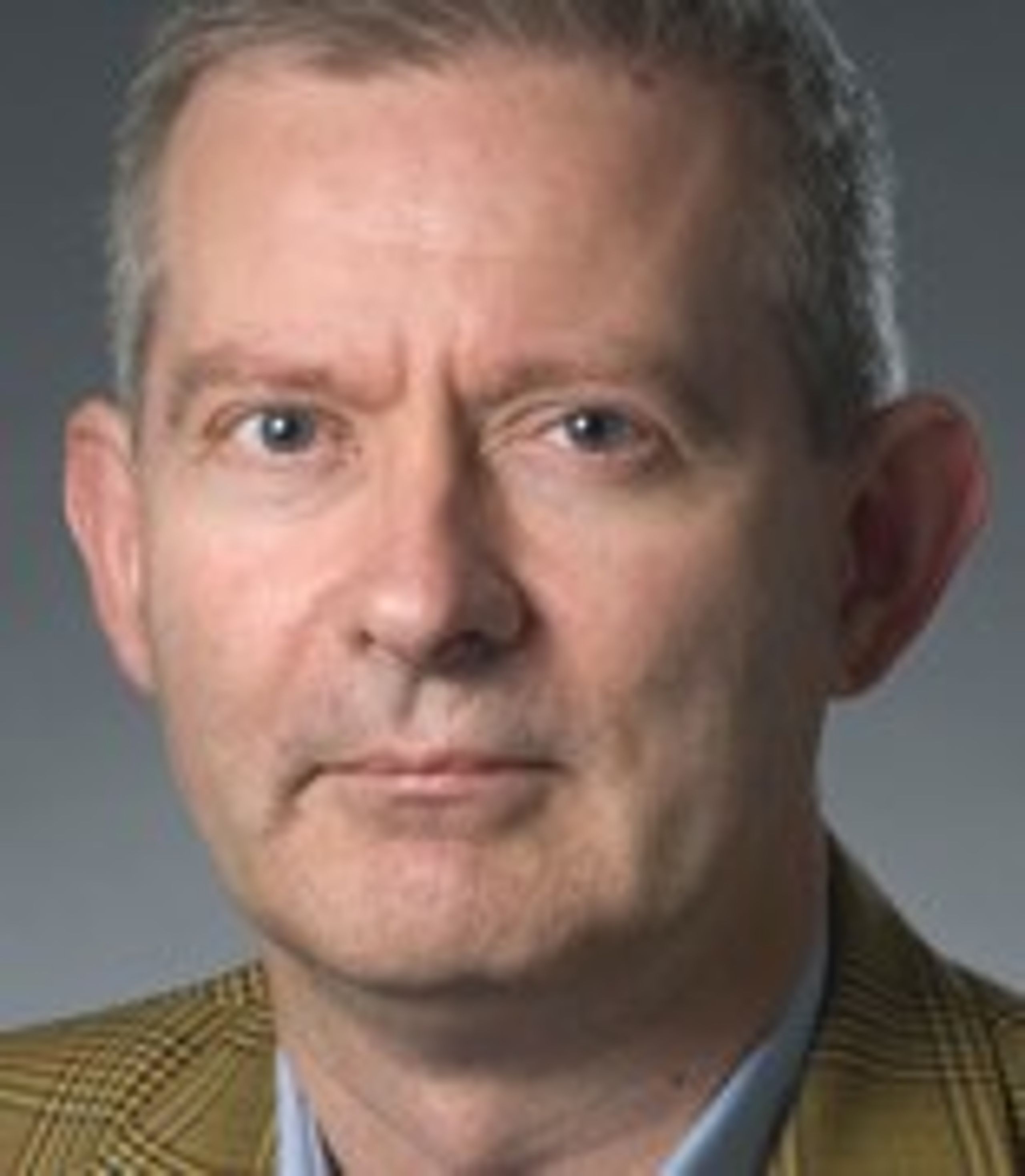 "Fundamentet for samspillet mellem erhvervsliv og
forskning – også ph.d.-uddannelse – skal grundlægges allerede i
universitetsuddannelserne. Det kunne eksempelvis ske i specialeforløbet, hvor man
aktuelt drøfter mere fleksible formater, der tillader en øget
erhvervsinddragelse," skriver







Johnny Laursen, konstitueret dekan, Arts, Aarhus Universitet,
og formand for Danske Universiteters ph.d.-arbejdsgruppe. <br>