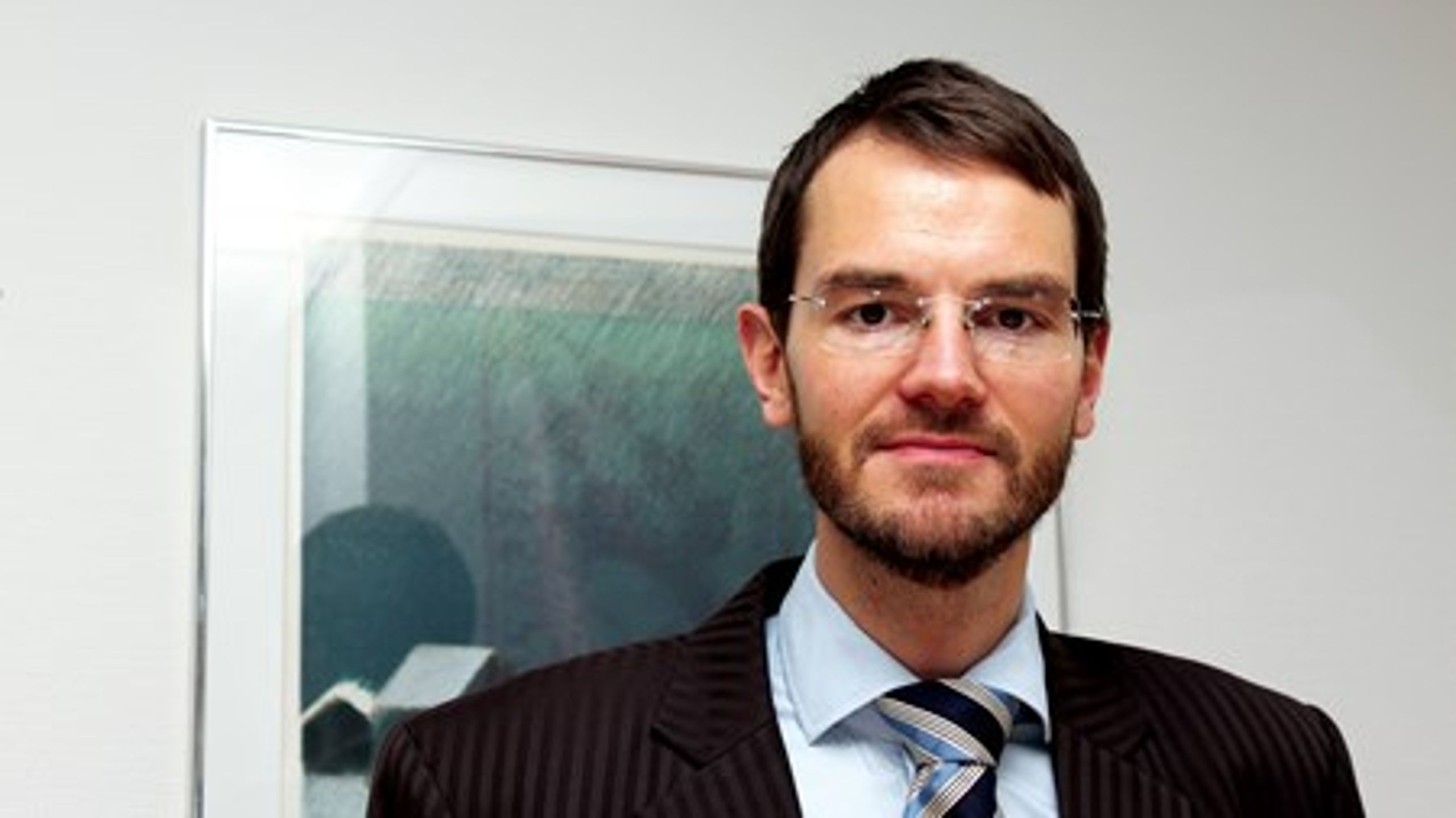 "Forslaget om særlige
statsgarantier eller en decideret statsbank, der udbyder realkreditlignende lån og finansierer
virksomhedsprojekter, vil i sagens natur ende med at give lån til de mest
usikre låntagere, og det vil i sidste ende komme til at betyde, at det er alle
danskere, der er med til at betale for disse usikre lån," skriver




Niels Storm Stenbæk, 



underdirektør og cheføkonom i
Finansrådet. <br>