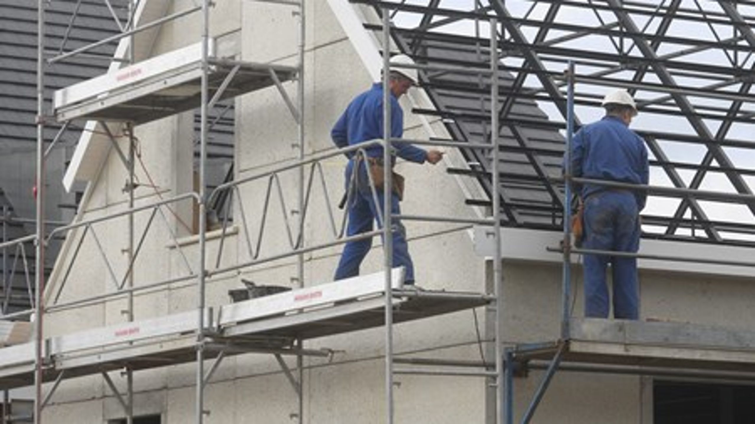 Regeringen, SF og Enhedslisten har aftalt, at alle ansatte på landets byggepladser skal bære et&nbsp;obligatorisk ID-kort. Et konkret forslag er dog blevet udskudt til oktober og dermed efter et kommende folketingsvalg.