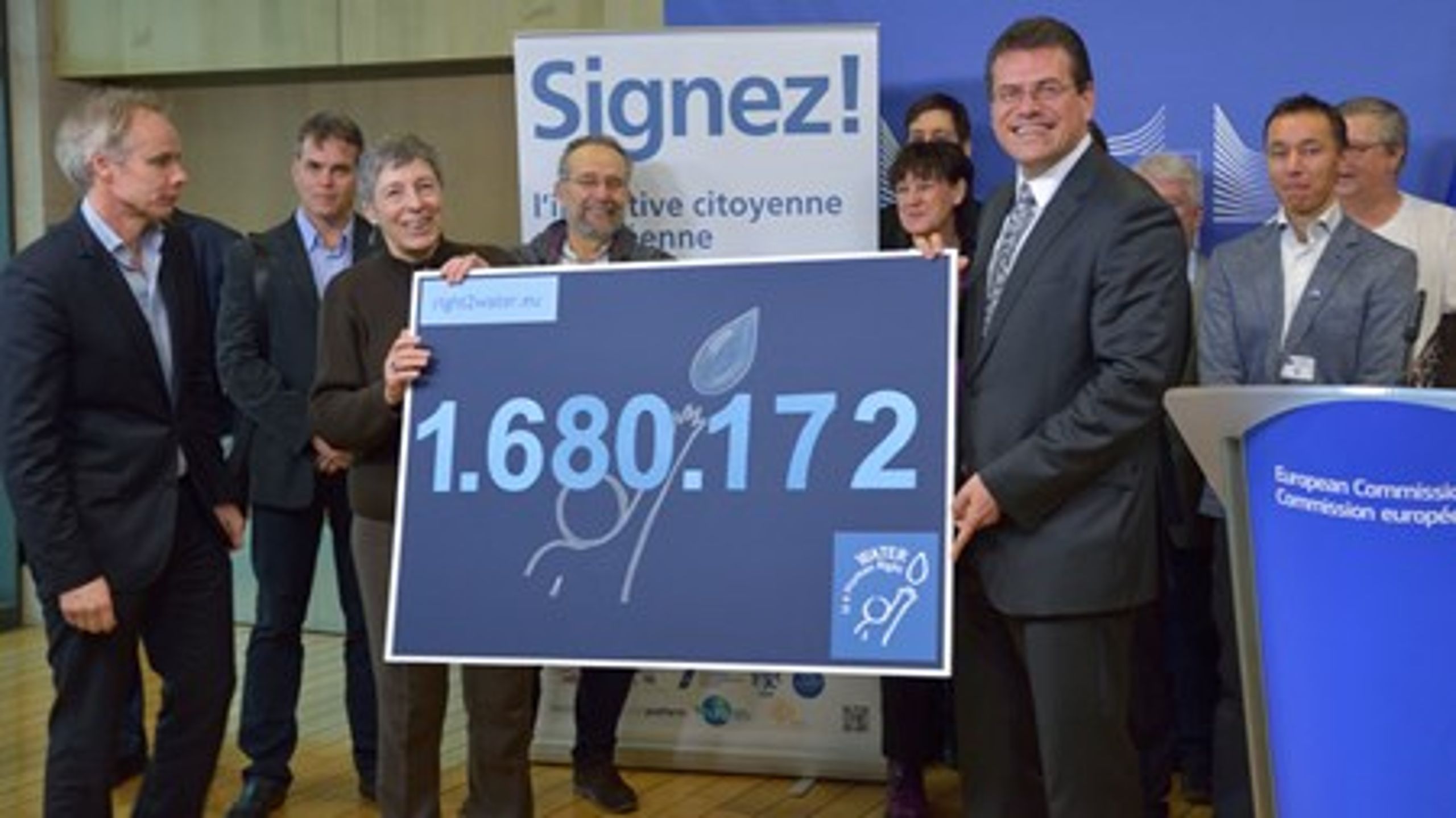 1.680.172 godkendte underskrifter bragte borgerinitiativet Right2Water til Bruxelles i foråret 2014. Efter en rum tids overvejelser endte EU-Kommissionen dog med at afvise initiativtagernes hovedkrav om at fremsætte et lovforslag, der anerkender retten til rent vand som en menneskeret. På samme vis ville EU-Kommissionen ikke binde sig til, at EU ikke vil fremsætte initiativer, der medvirker til liberalisering af&nbsp;vandforsyningen i EU-lande.
