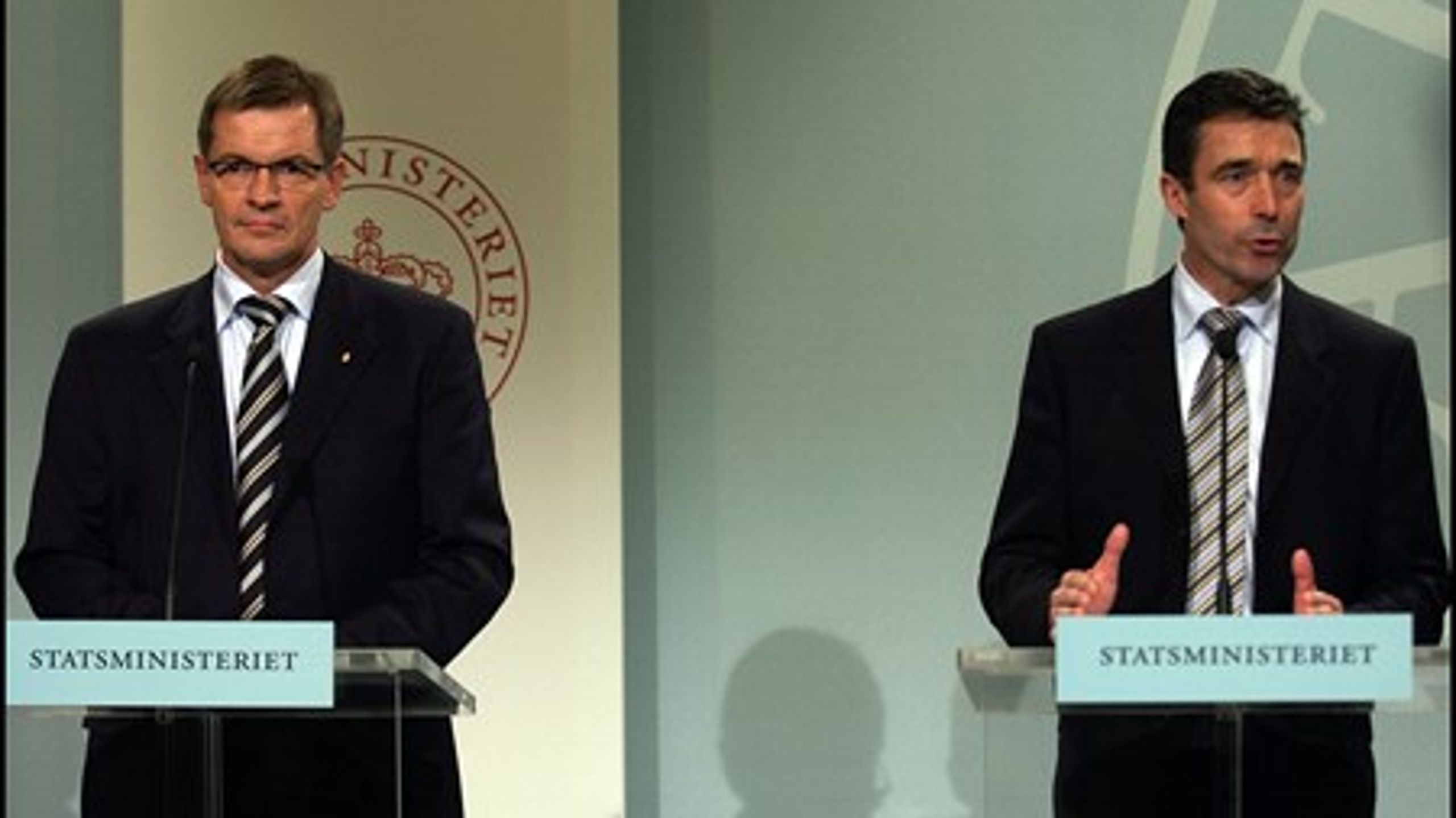 Statsminister Anders Fogh Rasmussen (V) og vicestatsminister Bendt Bendtsen (K) ved et pressemøde i 2005, hvor de præsenterer nyt regeringsgrundlag.&nbsp;