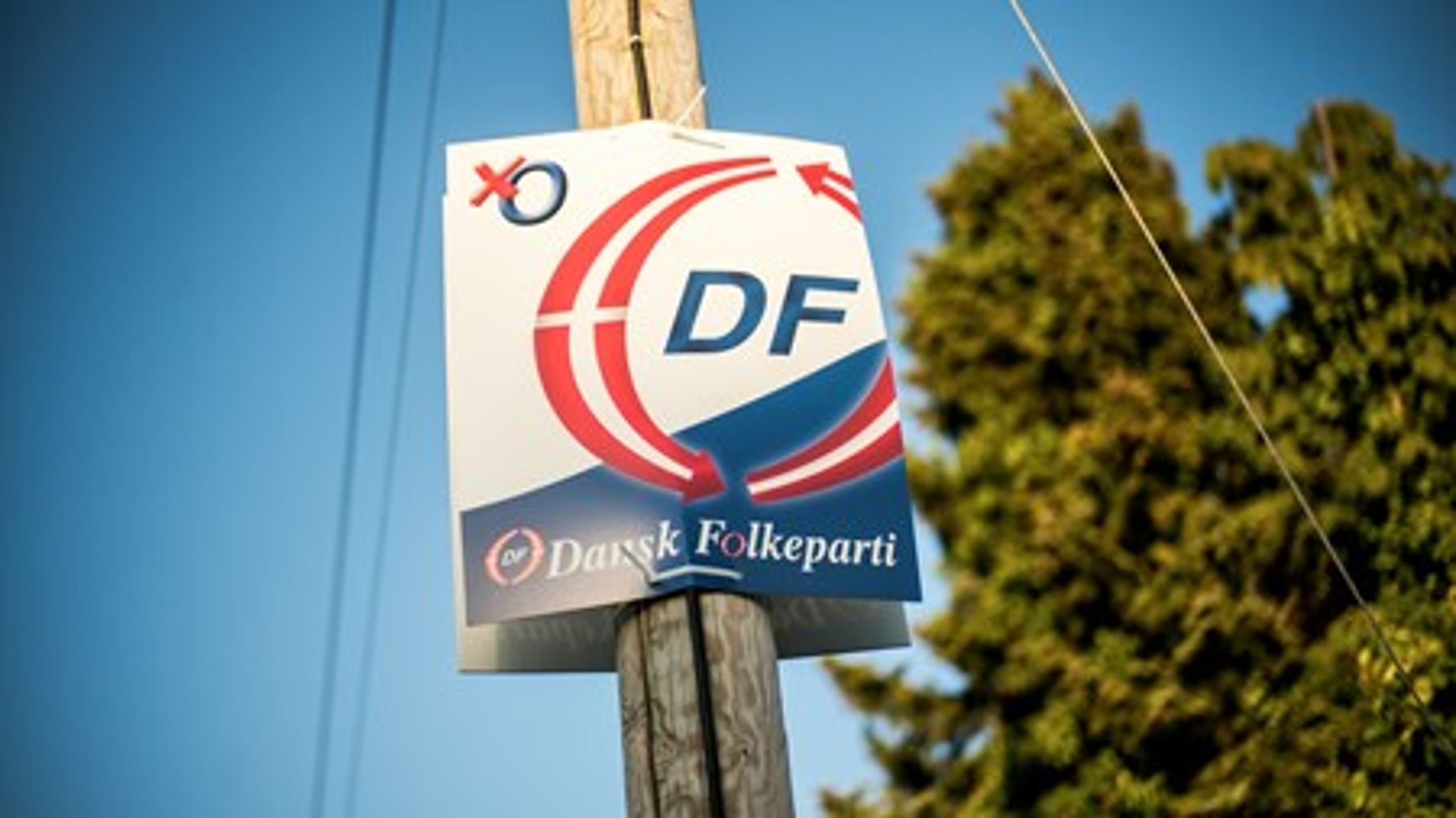 Dansk Folkeparti ligger længere fra Konservative og i særdeleshed Liberal Alliance, end nogen af de røde partier ligger fra hinanden. Faktisk ligger Dansk Folkeparti tættere på Socialdemokraterne rent holdningsmæssigt, end de gør på Liberal Alliance, skriver Mikkel Krogsholm.&nbsp;
