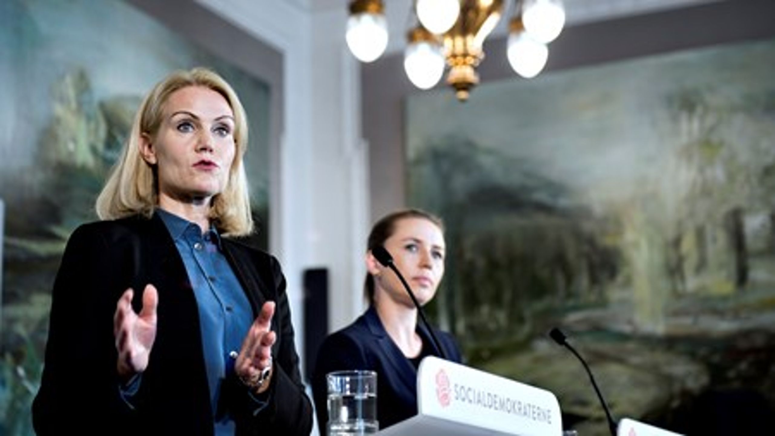 Socialdemokraternes udspil om social dumping blev præsenteret på et pressemøde af formand Helle Thorning-Schmidt og partiets tidligere beskæftigelsesminister Mette Frederiksen.