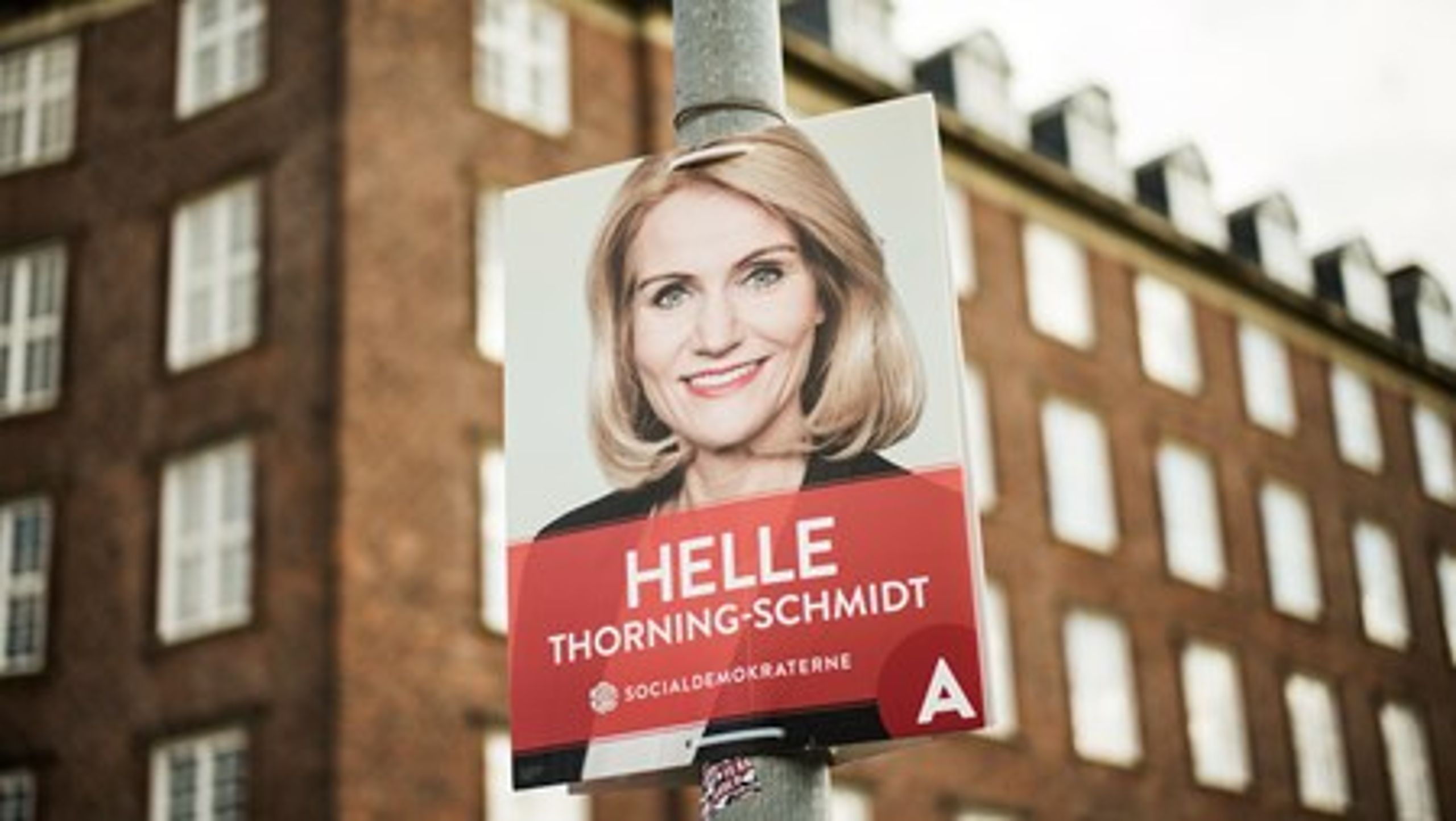 Flere socialdemokrater svarer i TV 2's kandidattest, at skatterne for landets boligejere bør være højere, men Socialdemokraternes ledelse slår i Berlingske fast, at det ikke kommer til at ske.&nbsp;I de øvrige partier i rød blok er man dog positive overfor at se på boligskatterne.<br>