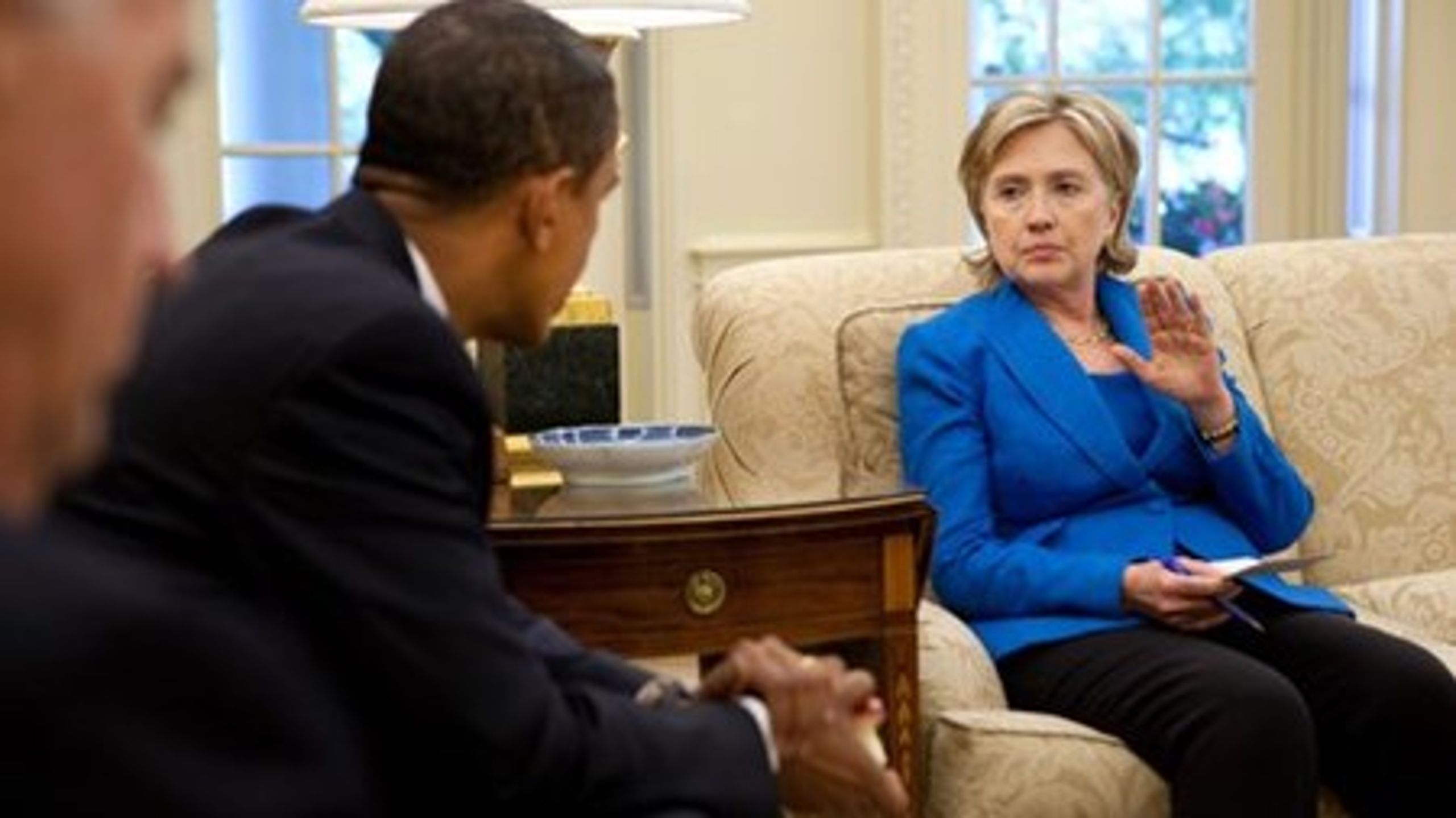 Hillary Clintons rivaler til posten som den&nbsp;demokratiske præsidentkandidat udfordrer hende især på erfaring og hendes ja-stemme til Irak-krigen.