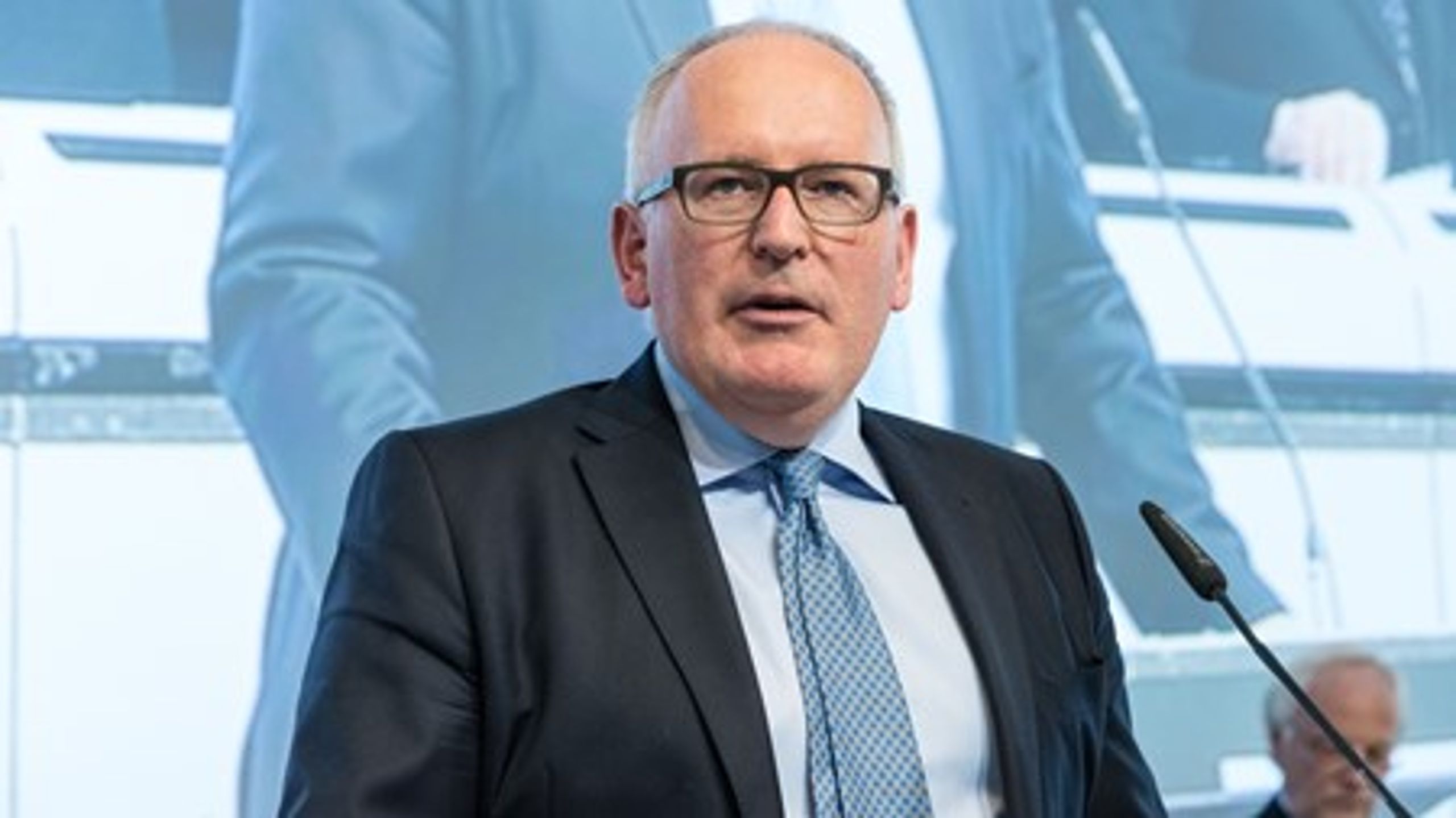 Første-næstformand, Frans Timmermans, lover, at EU-Kommissionen vil fremlægge nye "ideer" til at erstatte det forslag om barsel, der nu skal lægges i graven.