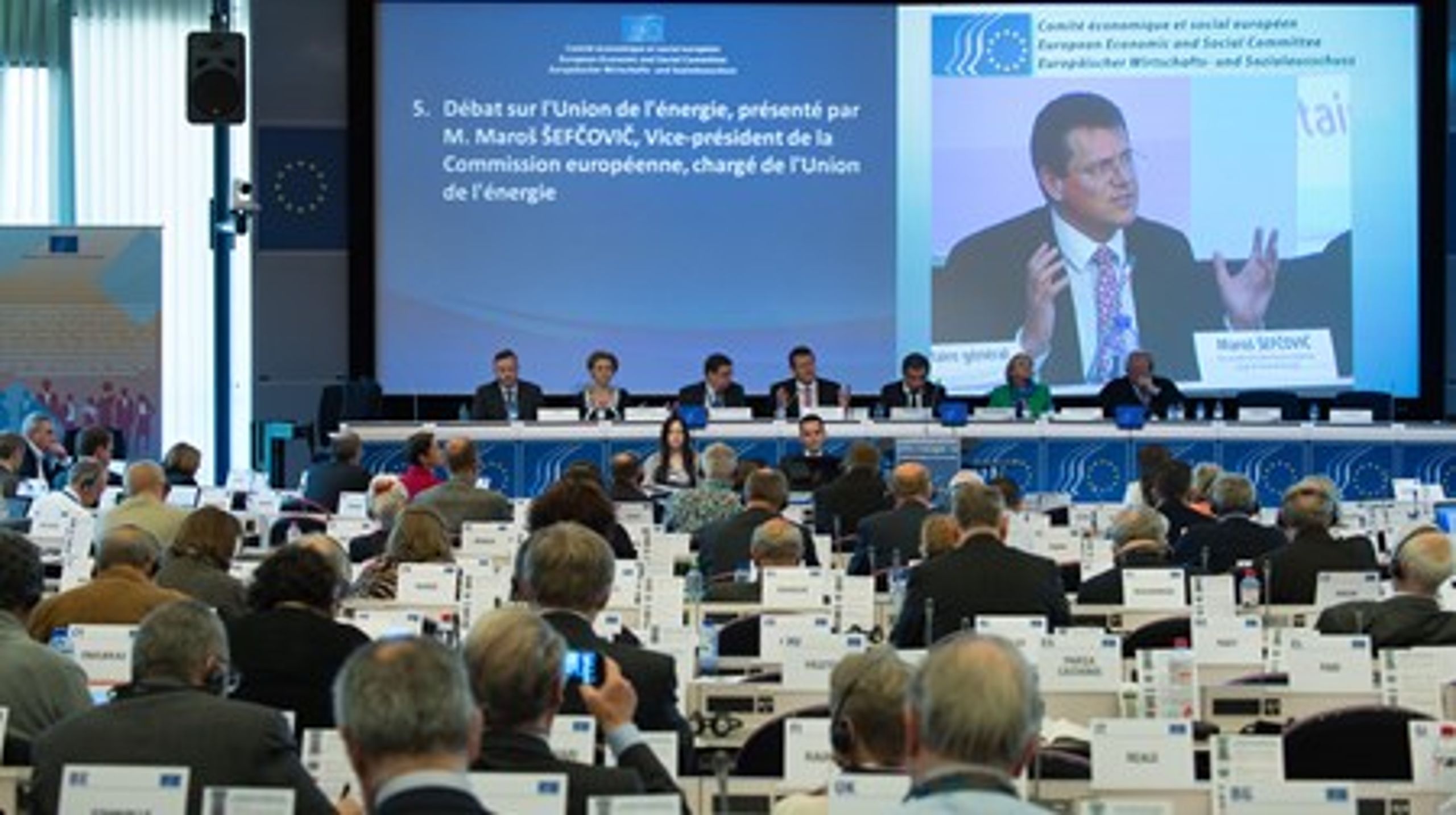 En af fordelene ved EU's&nbsp;Økonomiske og Sociale Udvalg er, at EU-kommissærer jævnligt kommer og forklarer deres politik for medlemmerne. Her er det næstformand Maros Sefcovic, der forklarer om EU's energiunion.