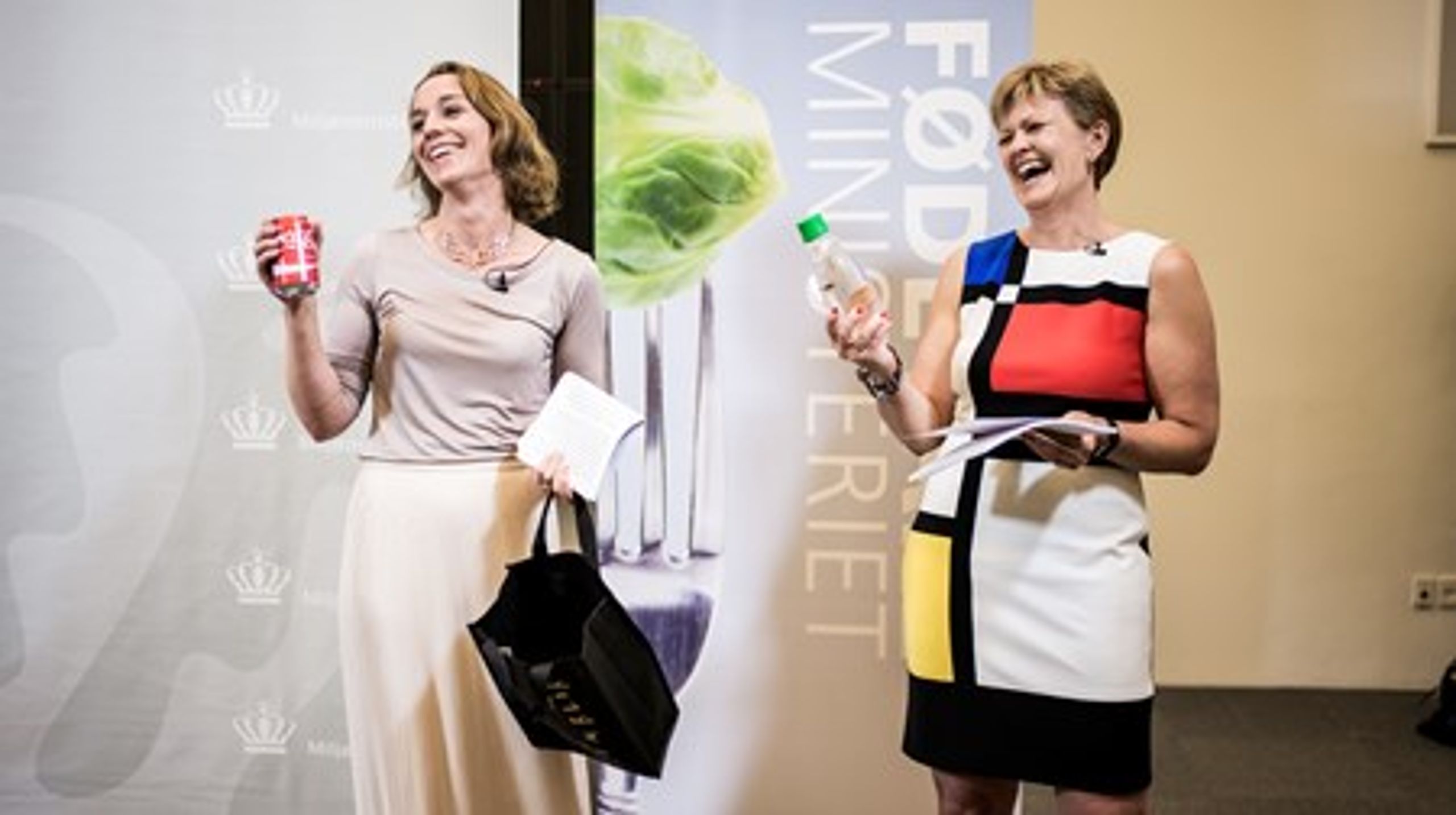 Kirsten Brosbøl (S) gav blandt andet en glasflaske med dansk postevand og en dåsecola uden pant til den nye minister for miljø og fødevarer, Eva Kjer Hansen (V). Kirsten Brosbøl refererede dermed til to af de ændringer, som hun foretog i sin ministertid.&nbsp;